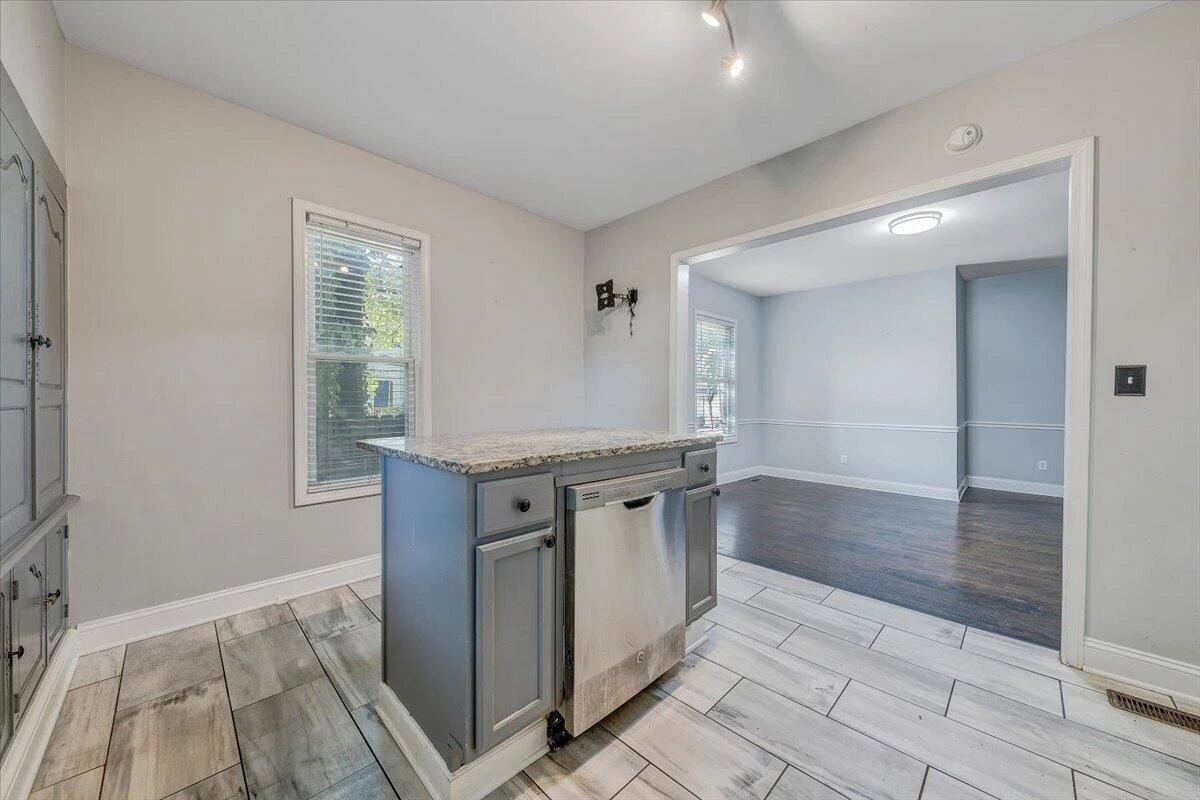 1524 Salem AVE SW - Photo 14