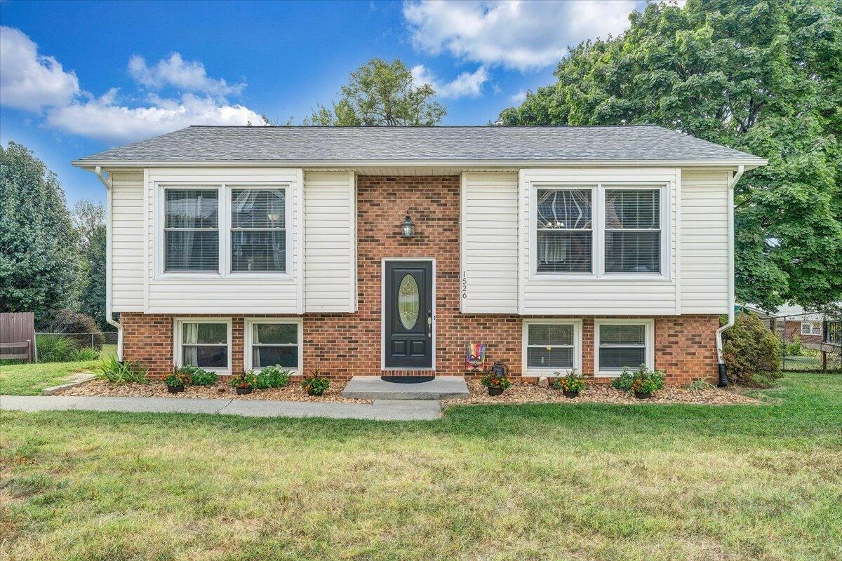 1526 Poplar AVE - Photo 2
