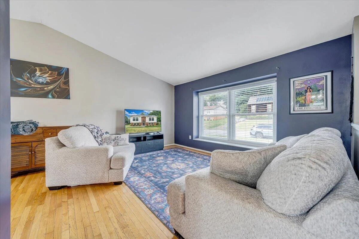 1526 Poplar AVE - Photo 4
