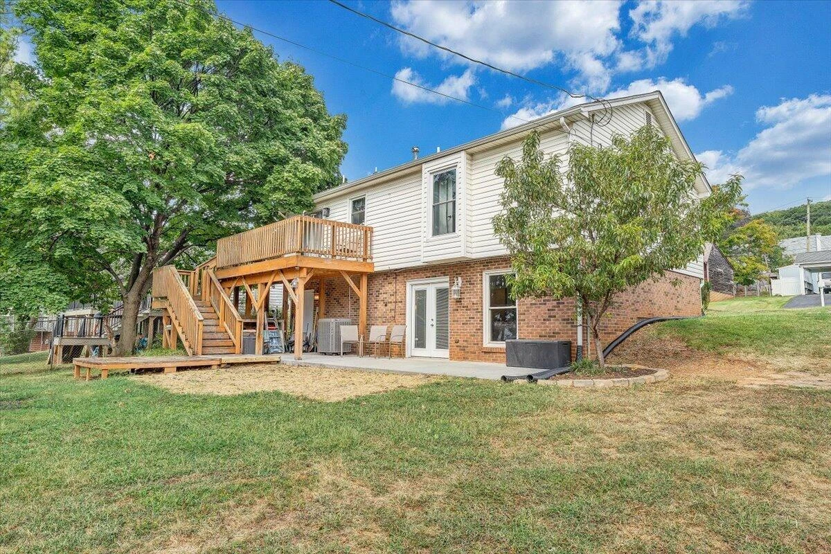 1526 Poplar AVE - Photo 29