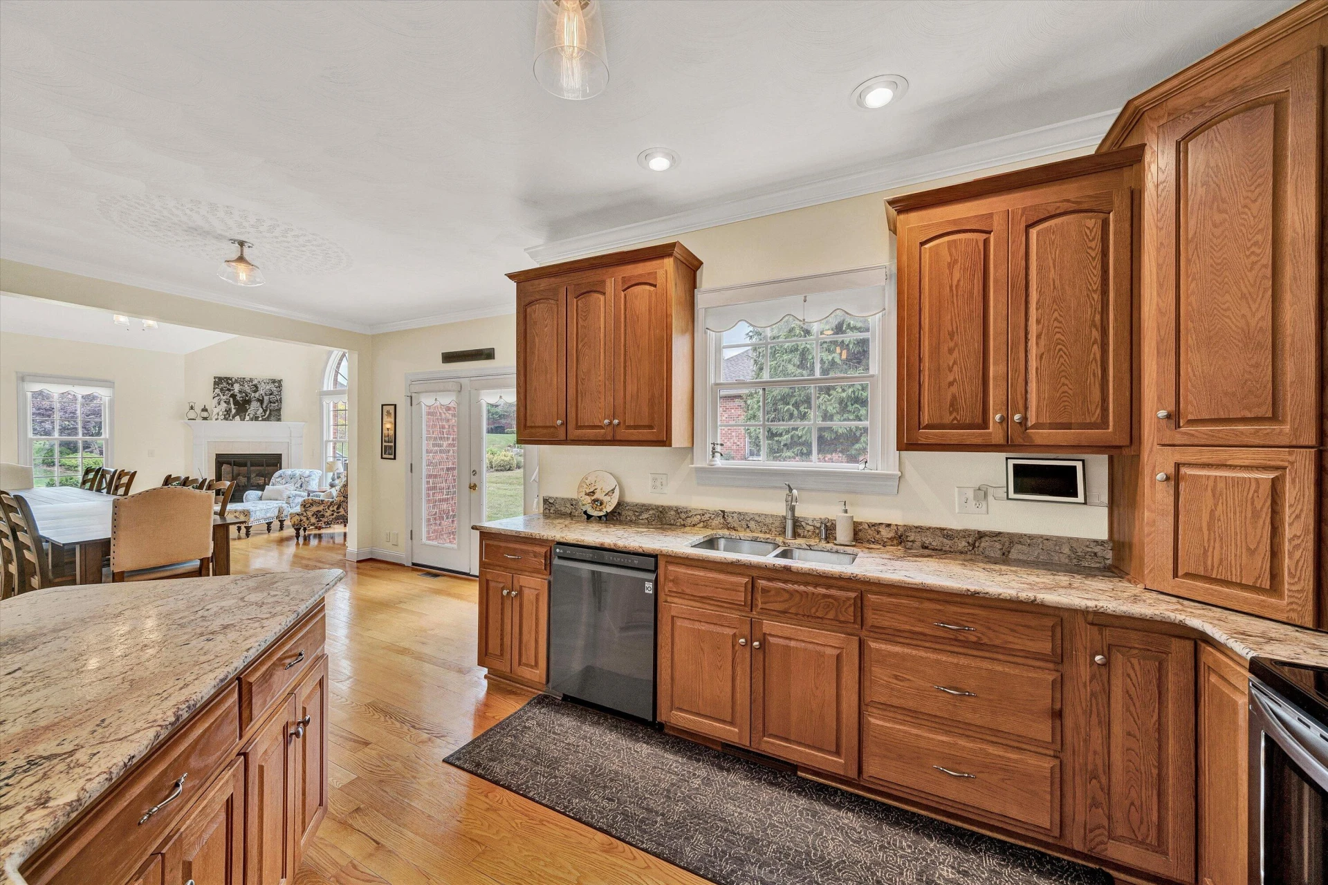 737 Scarlet DR - Photo 11