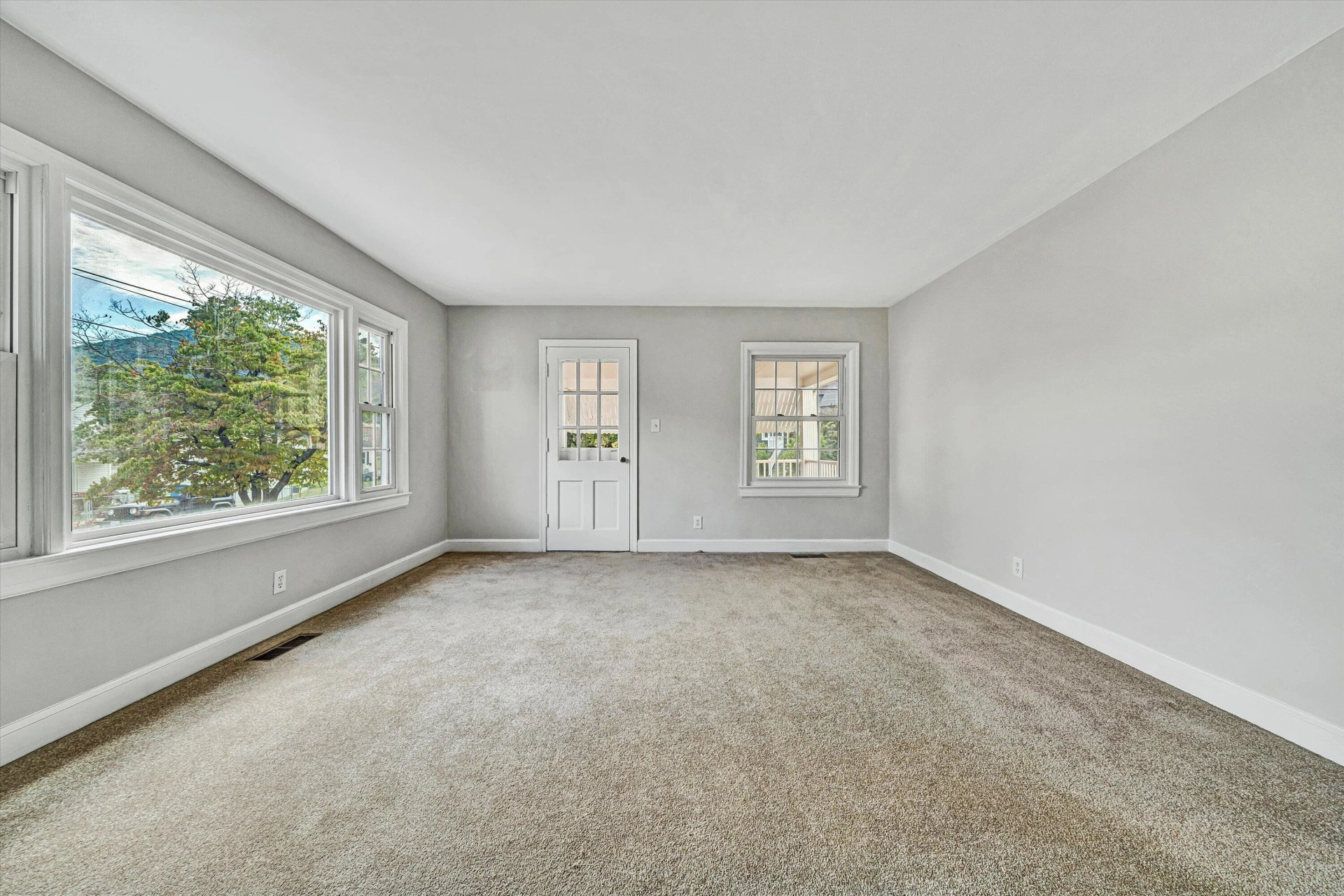 1006 Woodrow AVE SE - Photo 4