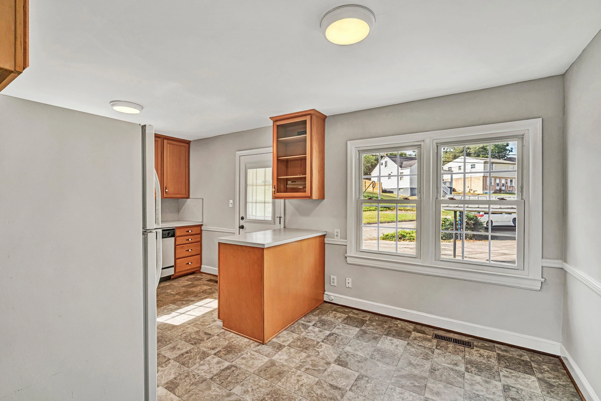 1006 Woodrow AVE SE - Photo 6