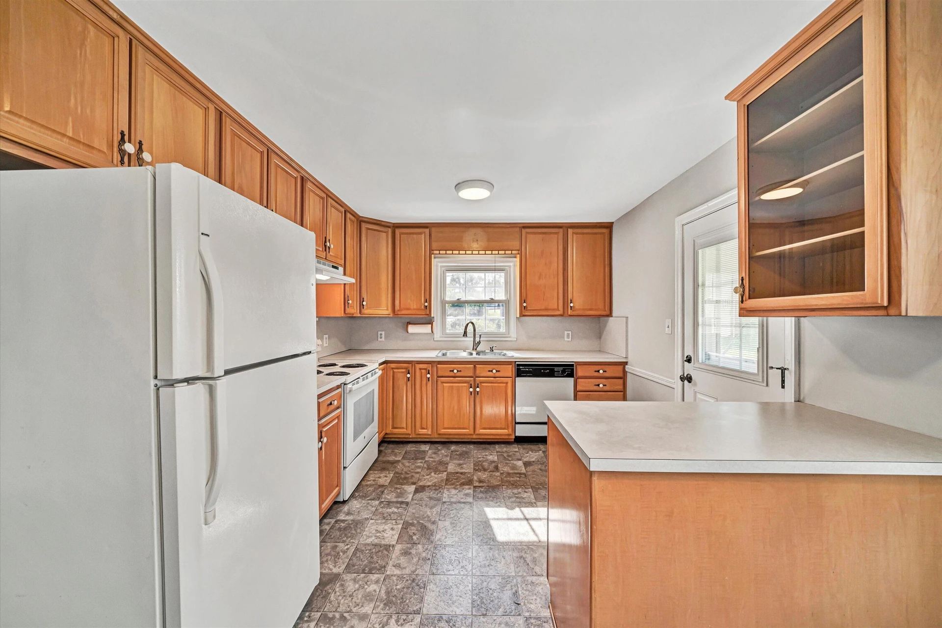 1006 Woodrow AVE SE - Photo 7