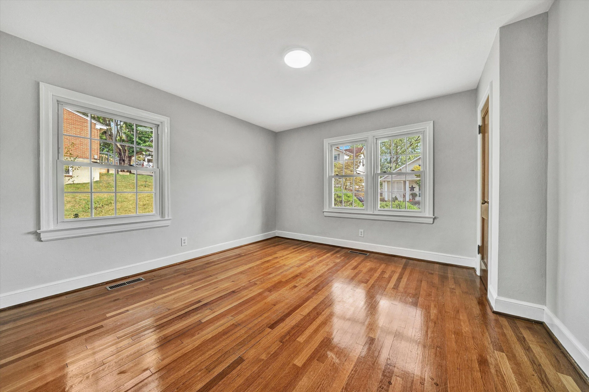 1006 Woodrow AVE SE - Photo 10