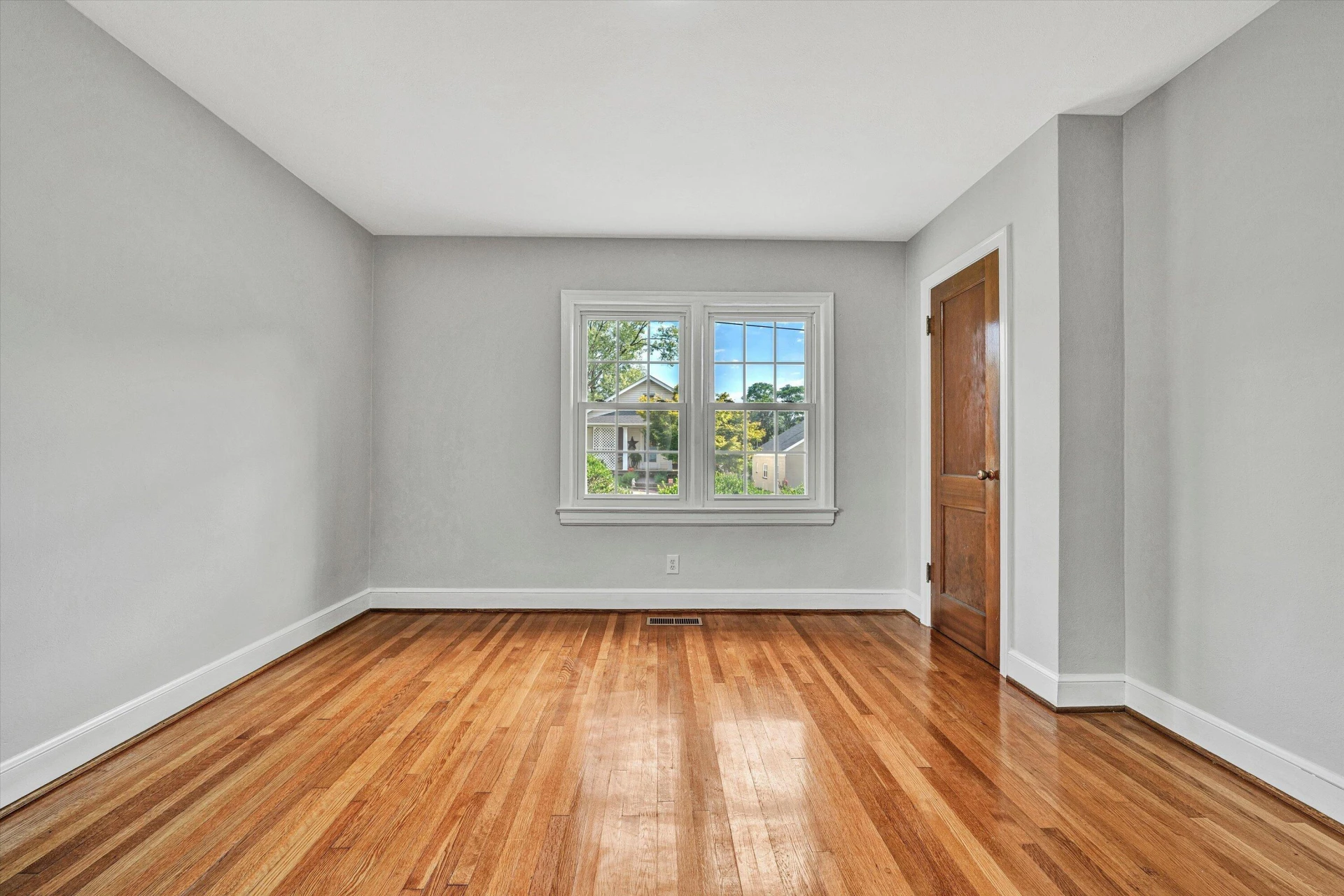 1006 Woodrow AVE SE - Photo 11