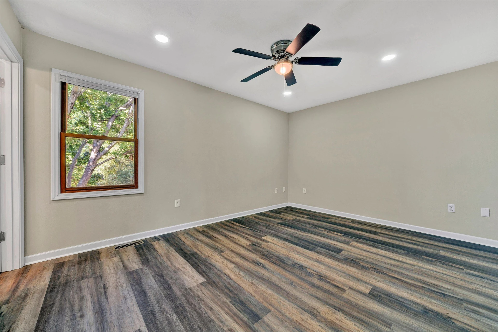 709 Catawba DR - Photo 18