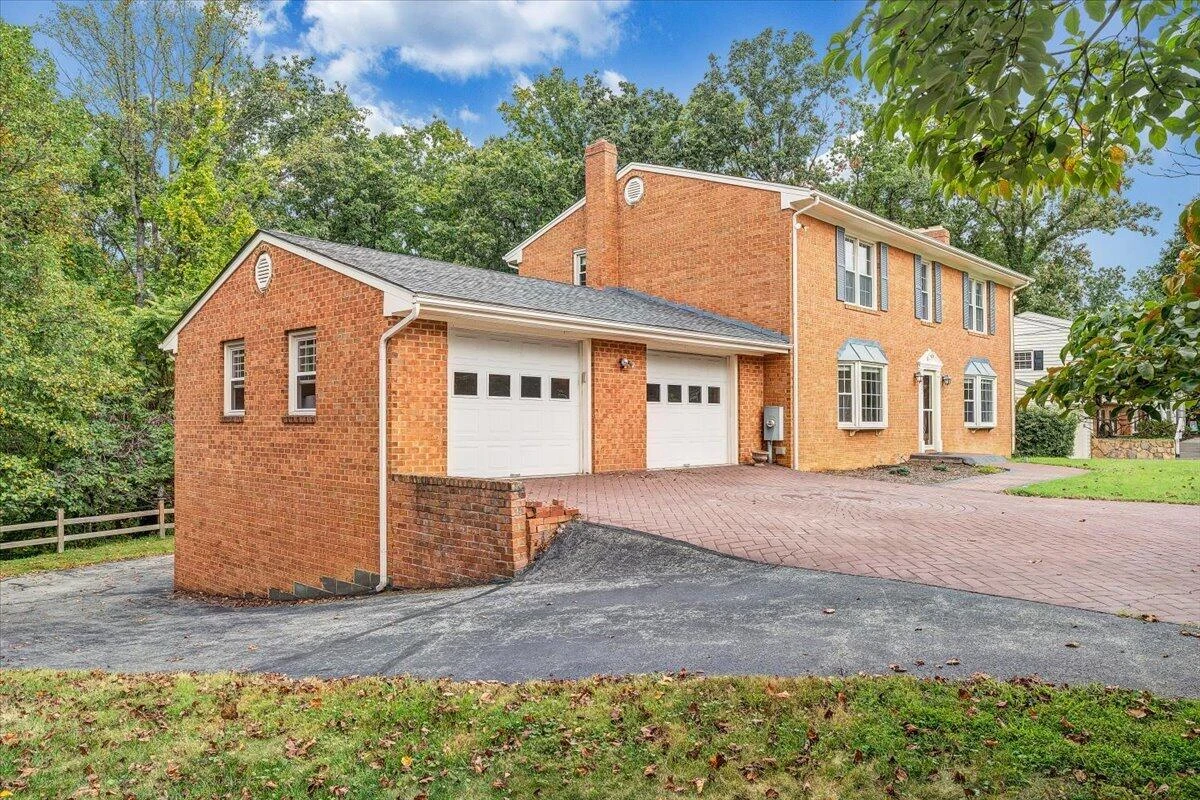 3327 Hollyfield CIR - Photo 2