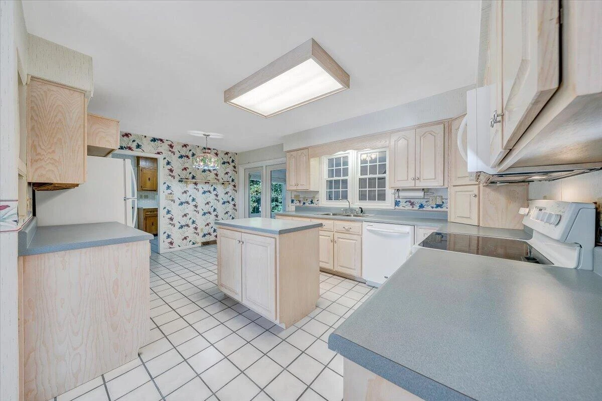 3327 Hollyfield CIR - Photo 10