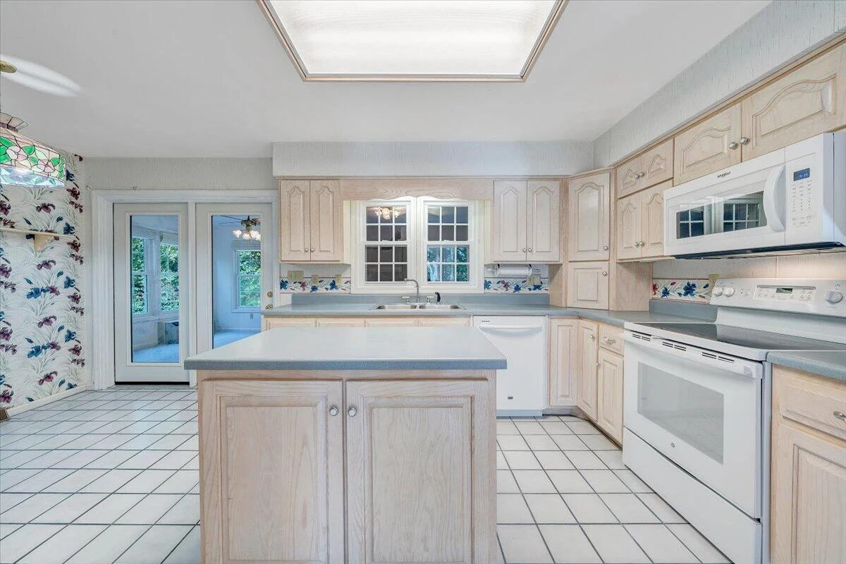 3327 Hollyfield CIR - Photo 11