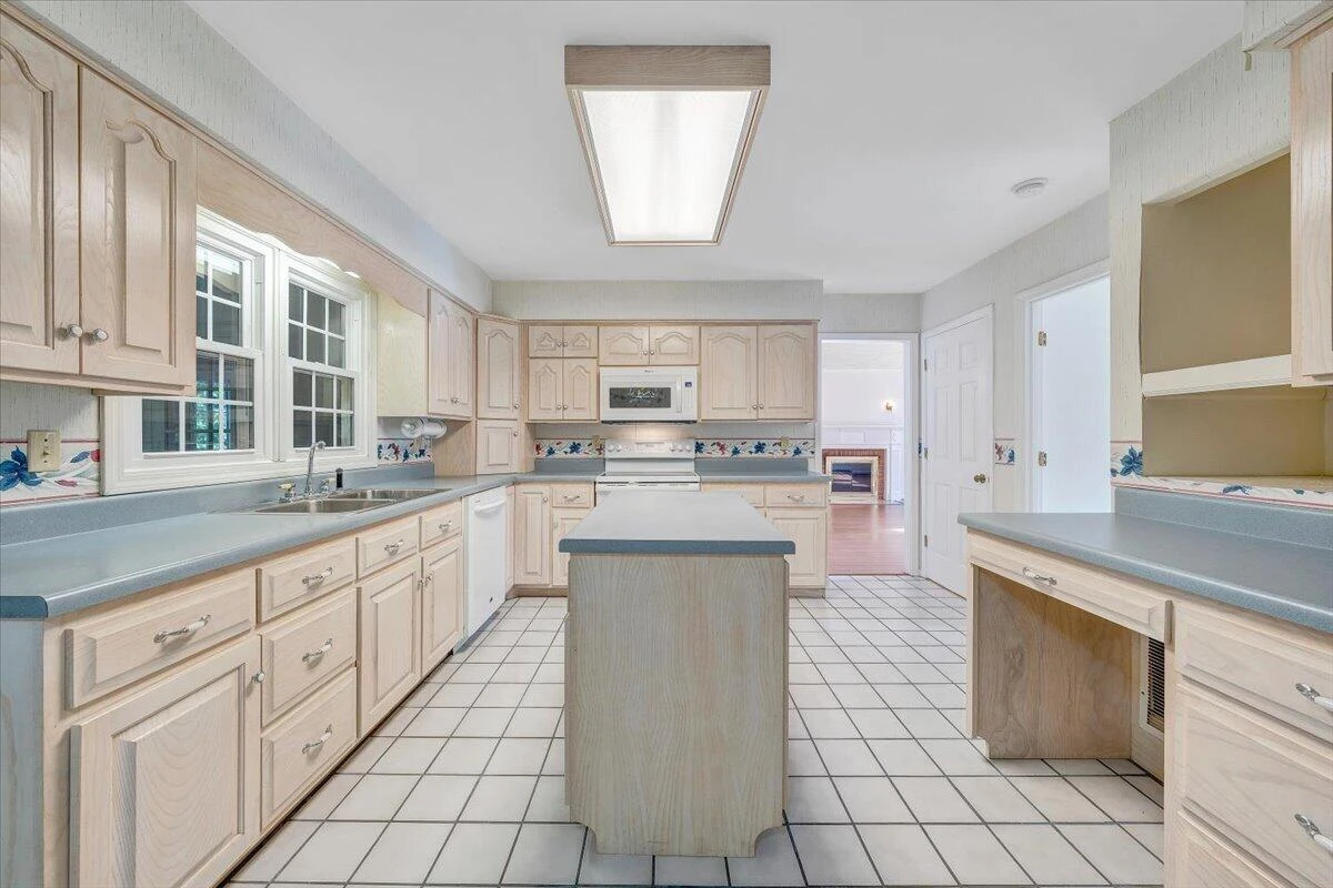 3327 Hollyfield CIR - Photo 12