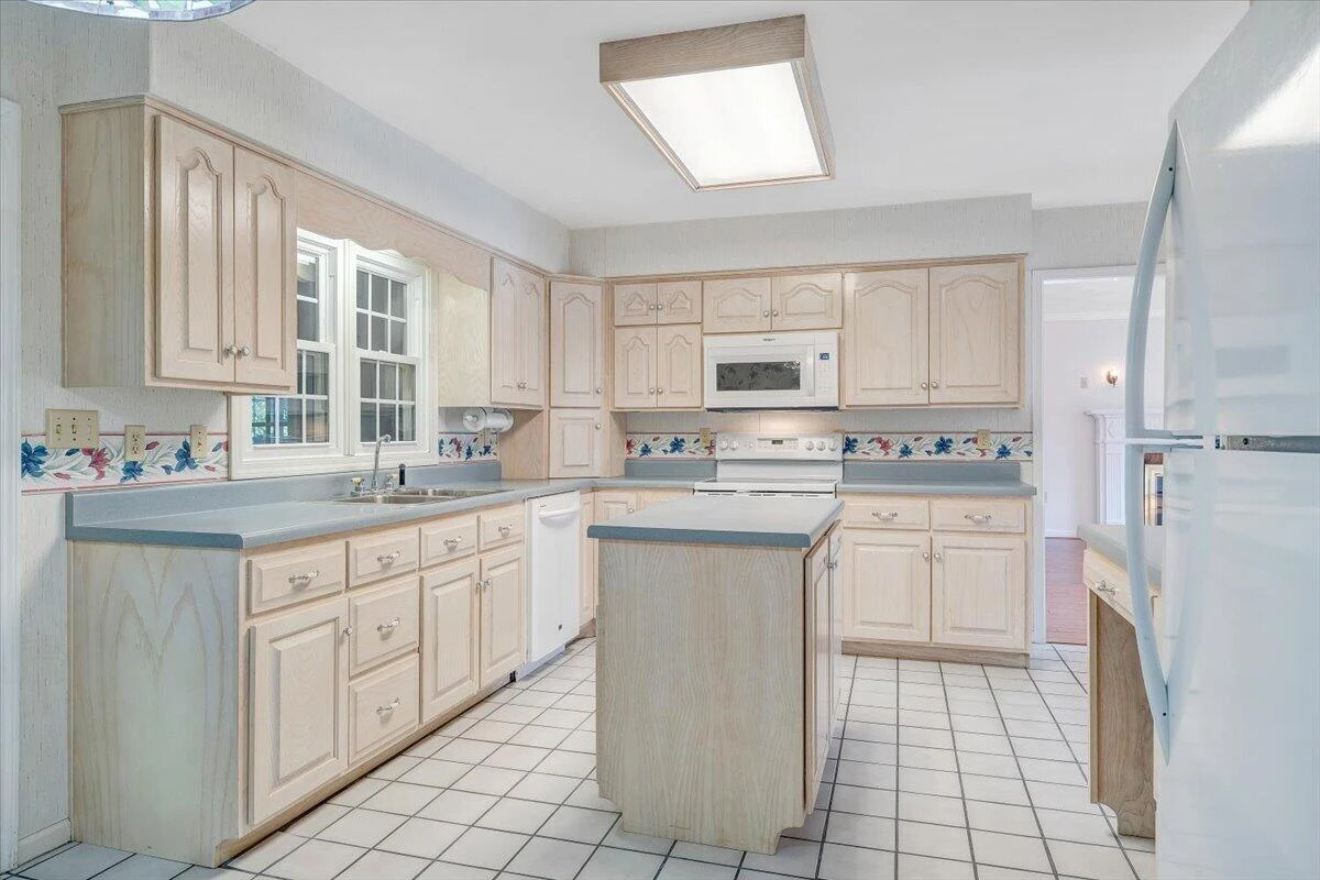 3327 Hollyfield CIR - Photo 13