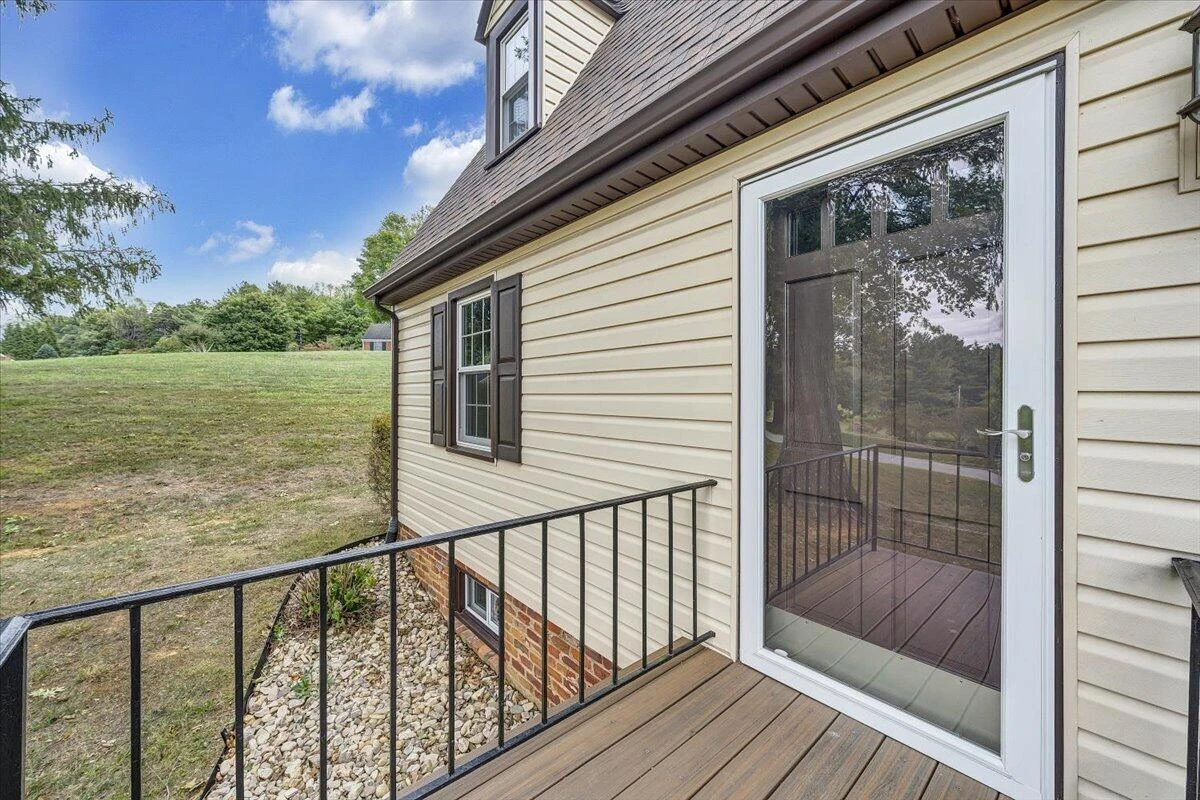 1043 Glebe RD - Photo 3