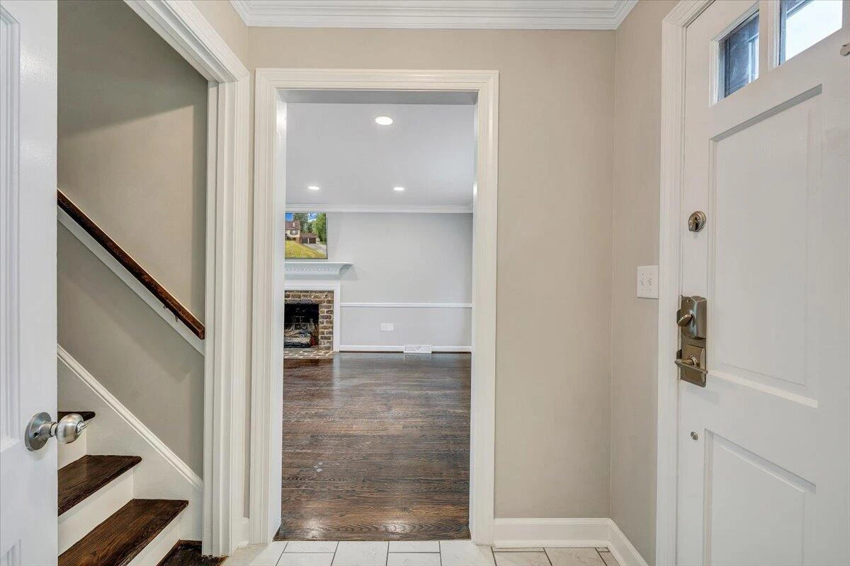 1043 Glebe RD - Photo 4