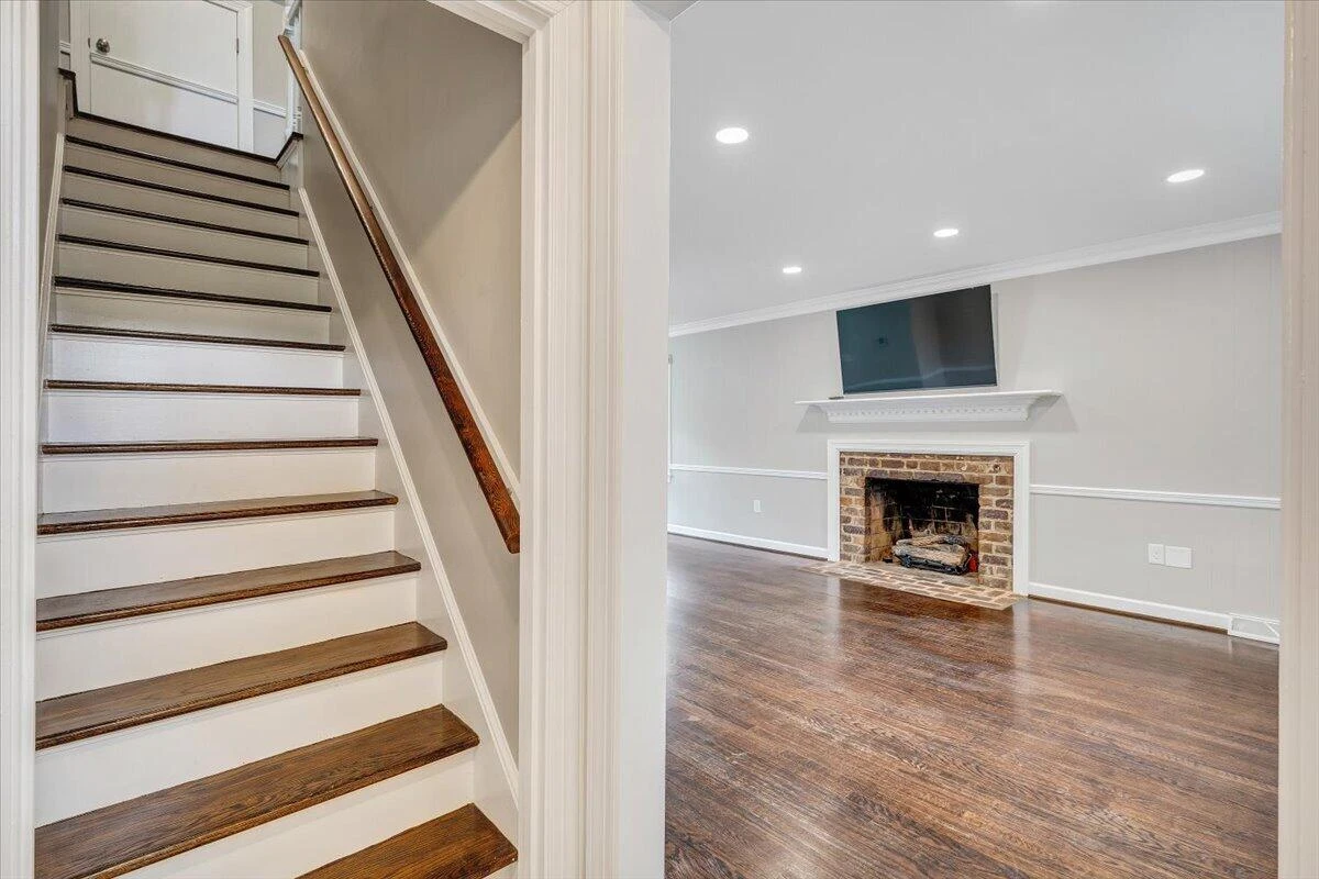 1043 Glebe RD - Photo 5