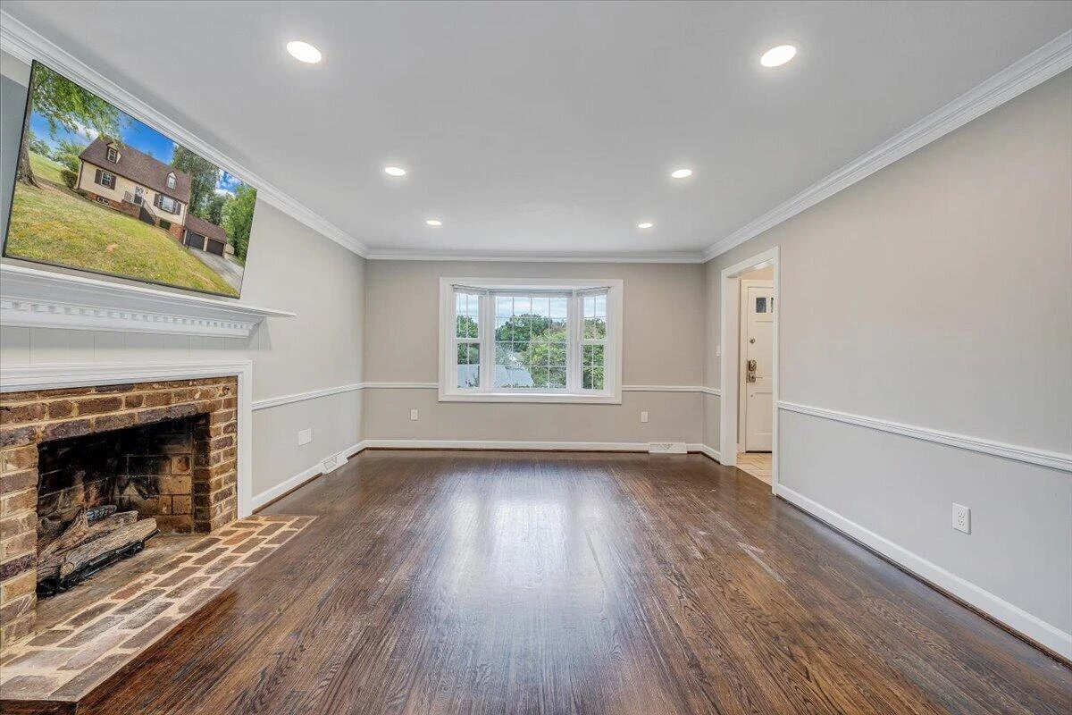 1043 Glebe RD - Photo 8
