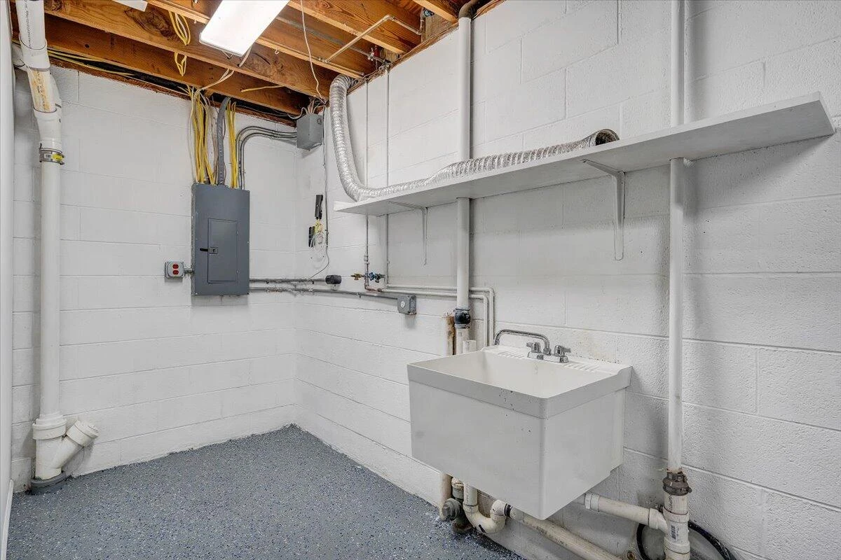 1043 Glebe RD - Photo 32