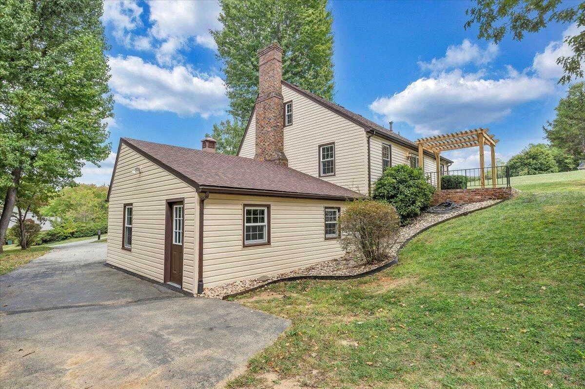 1043 Glebe RD - Photo 43