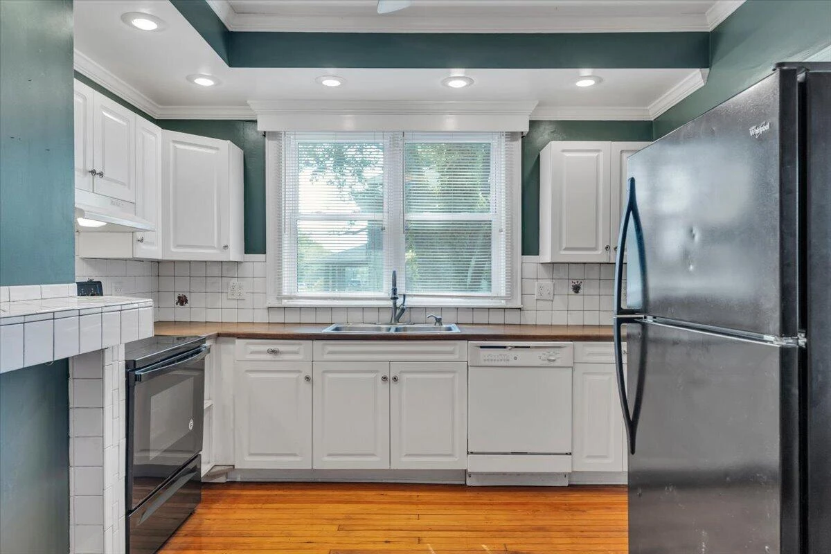 2220 Eastgate AVE NE - Photo 7