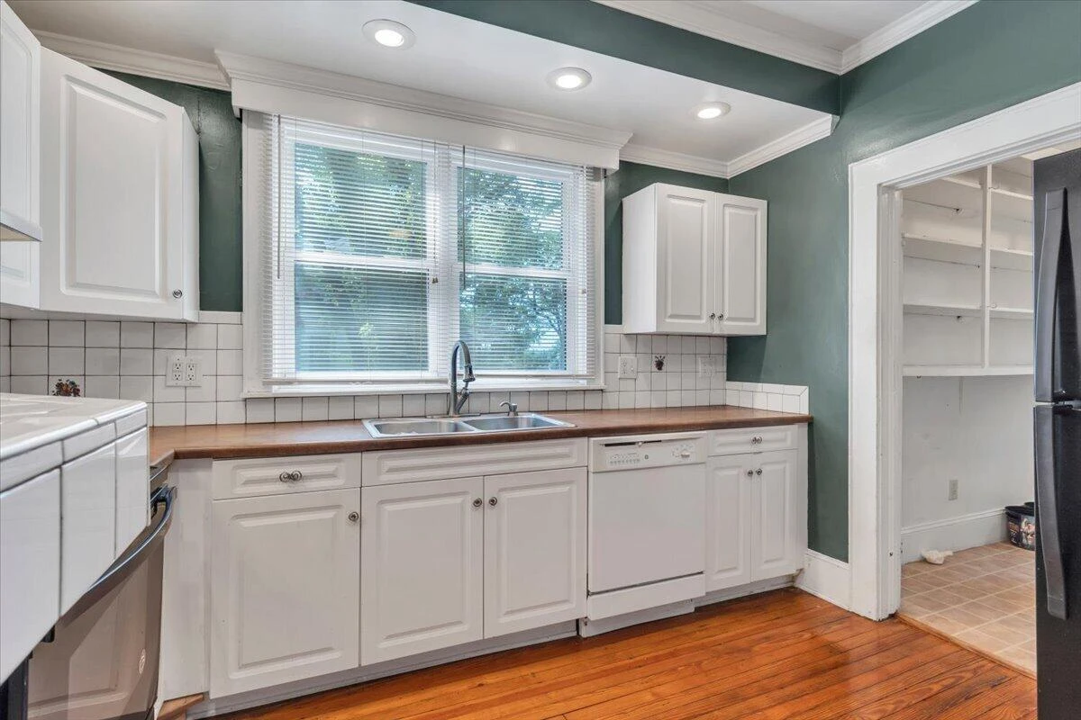 2220 Eastgate AVE NE - Photo 9
