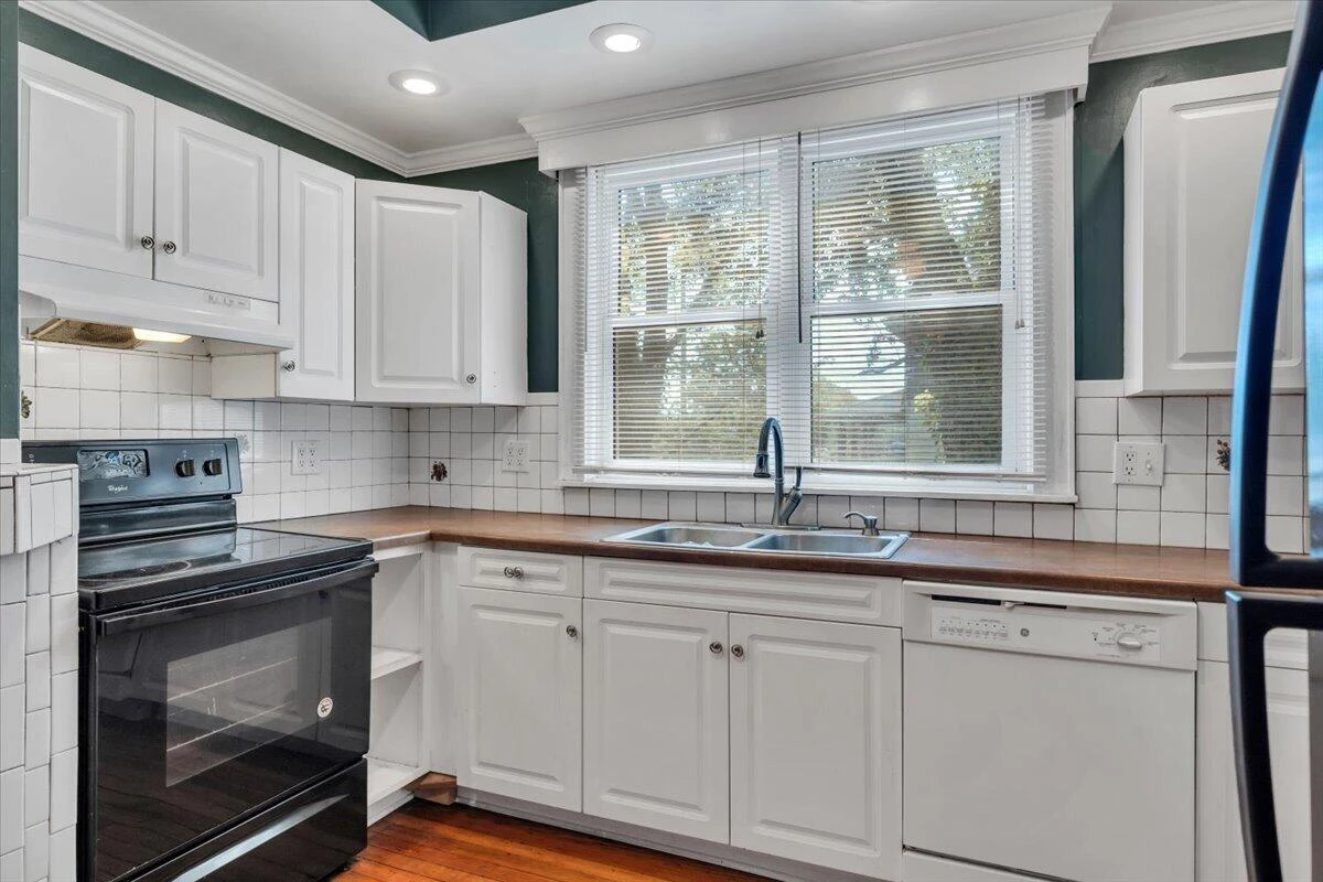 2220 Eastgate AVE NE - Photo 11