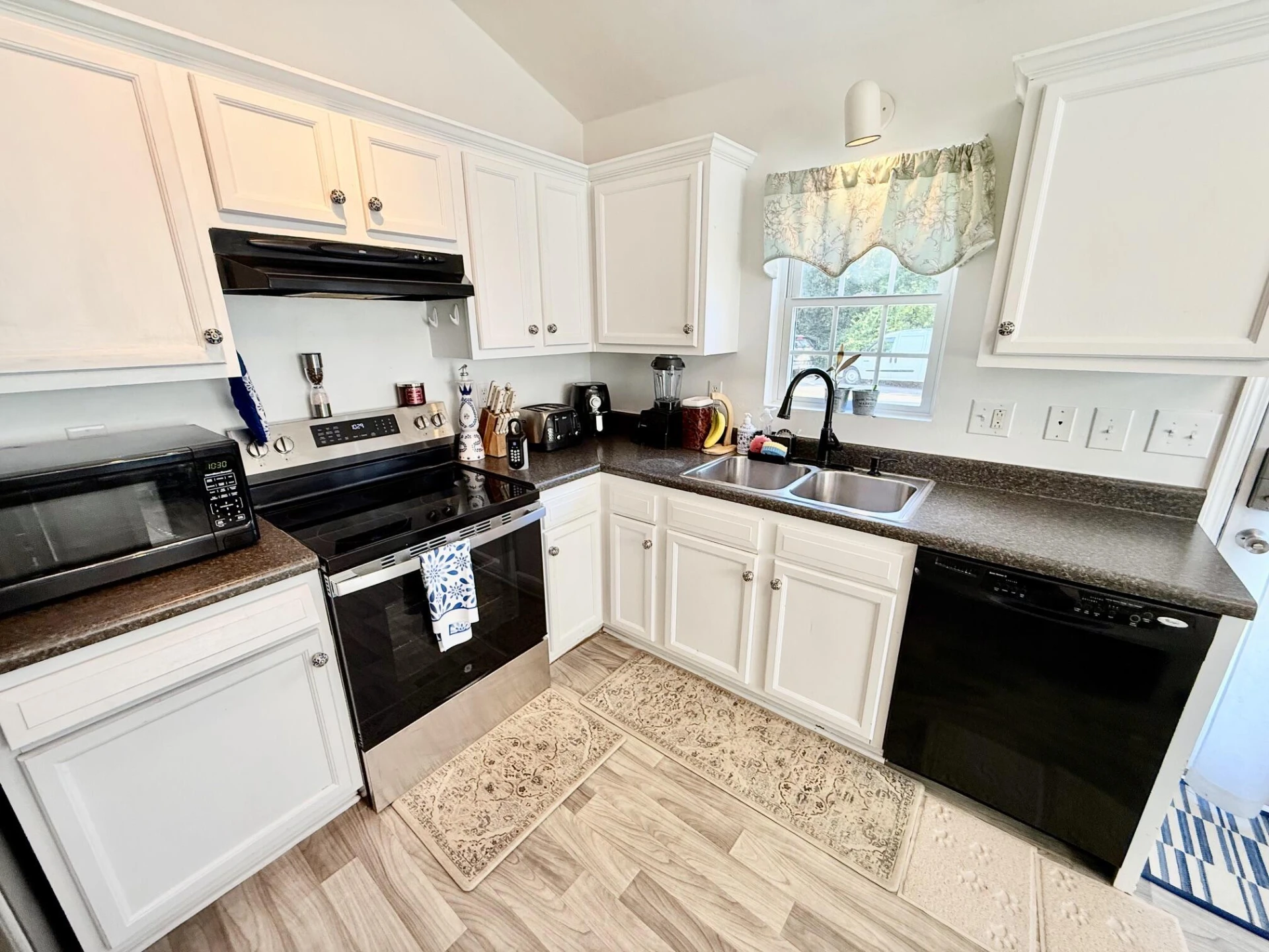 1354 Eastgate AVE NE - Photo 13