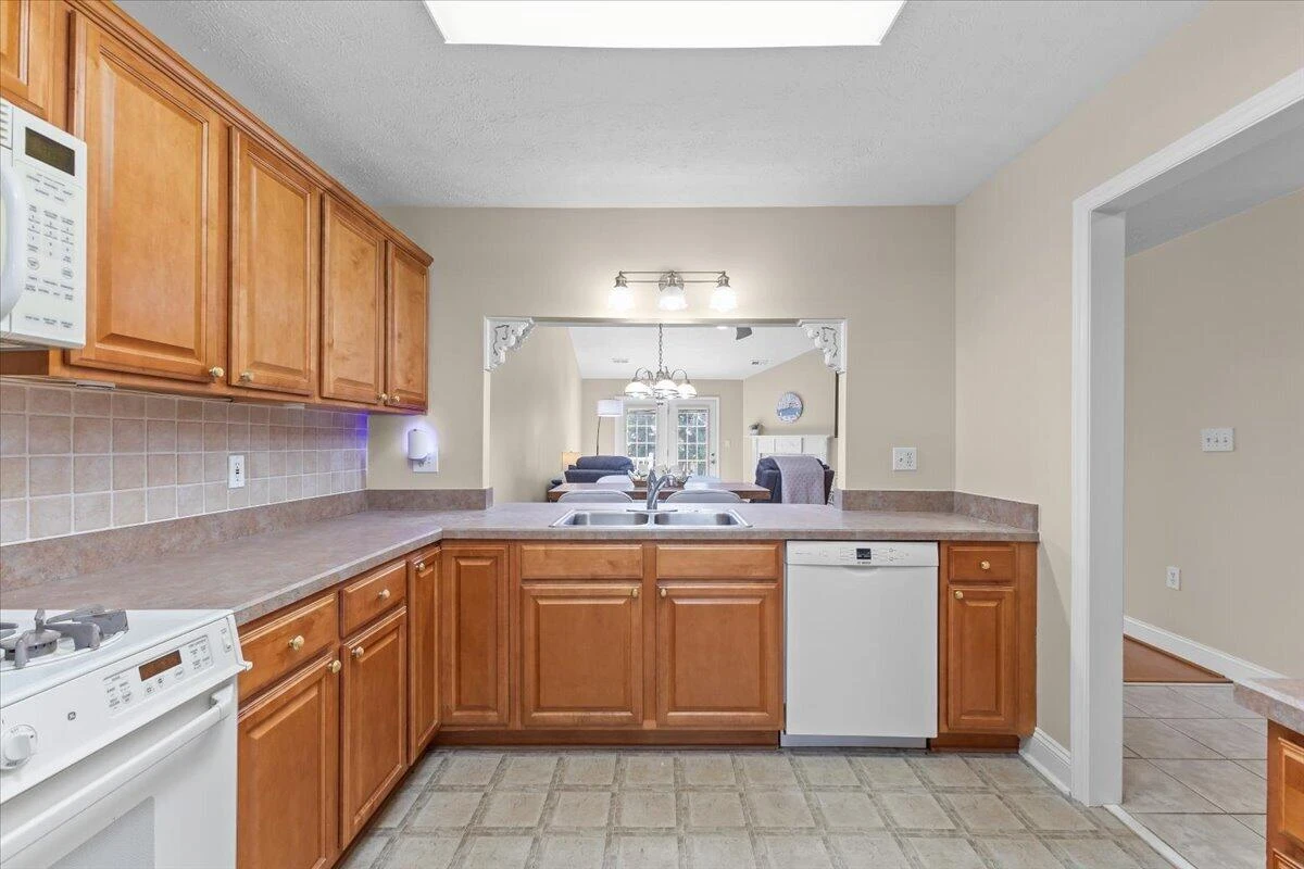 8413 Pine Hill LN - Photo 10