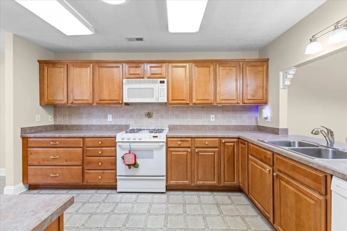 8413 Pine Hill LN - Photo 11
