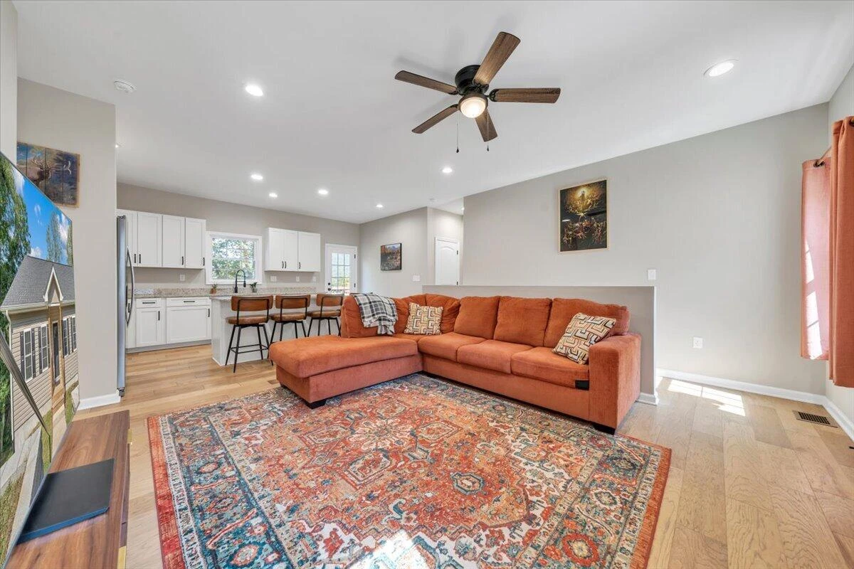142 Chenault ST - Photo 2