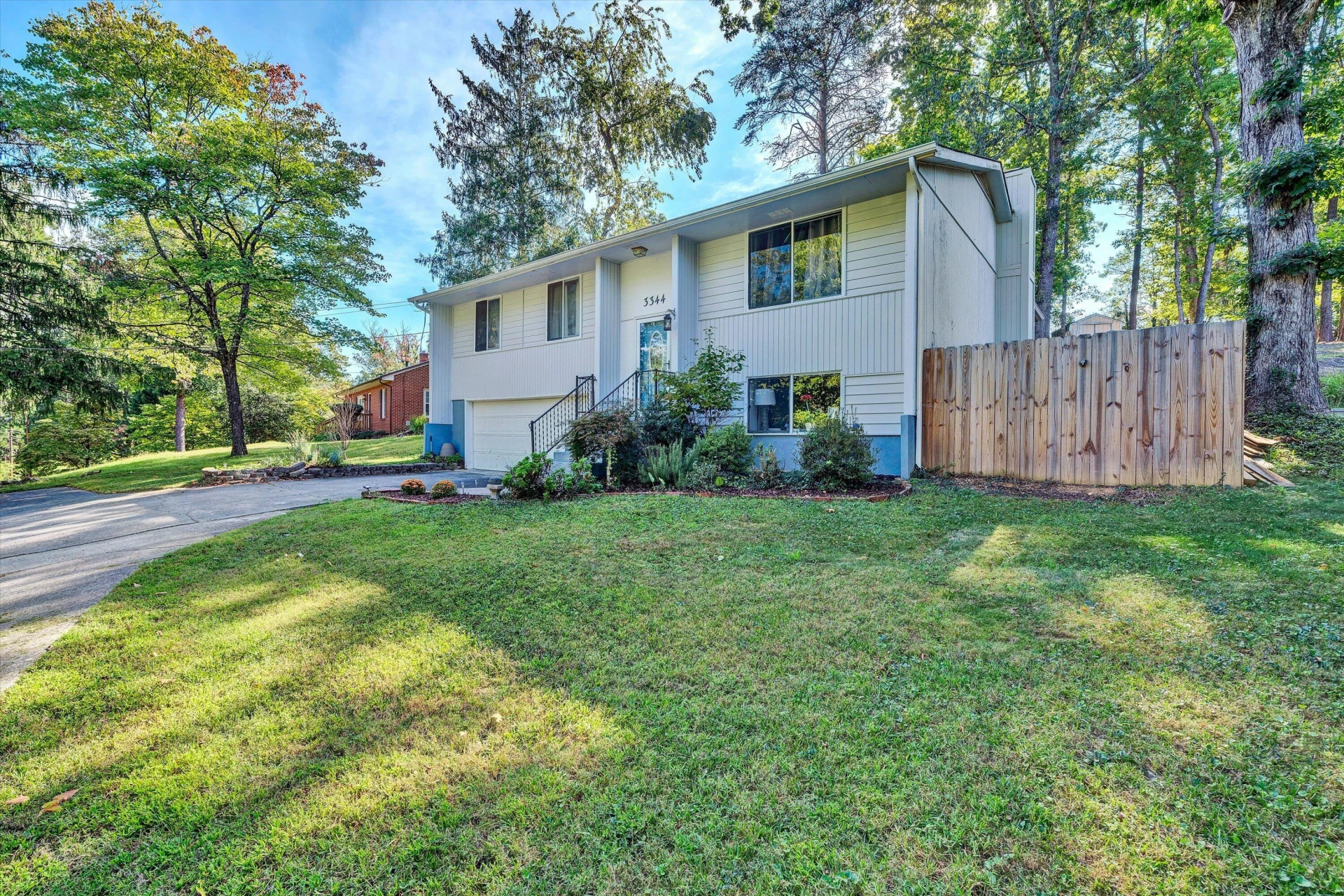 3344 Colonial AVE SW - Photo 2