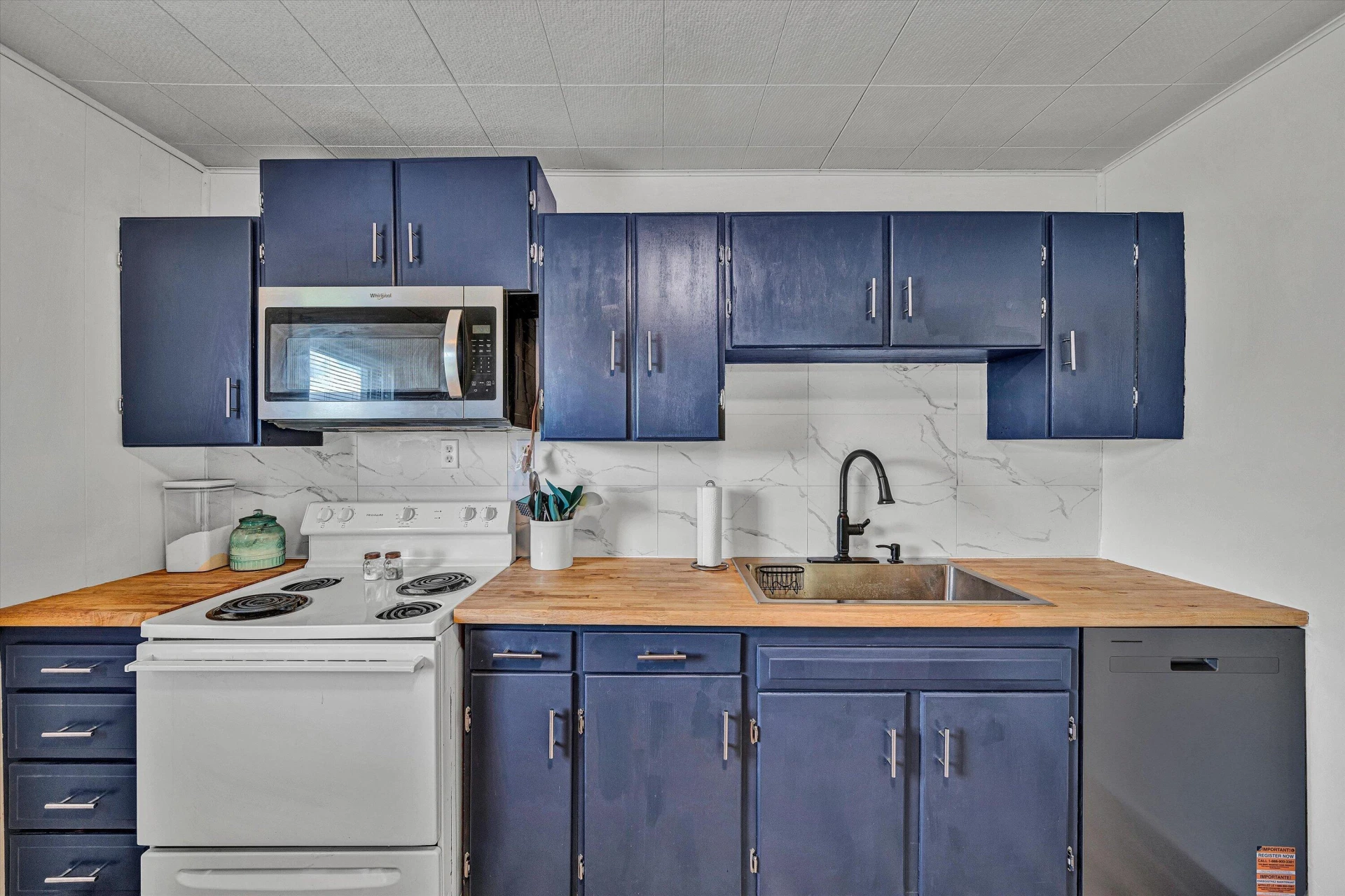 1346 Archbold AVE NE - Photo 5