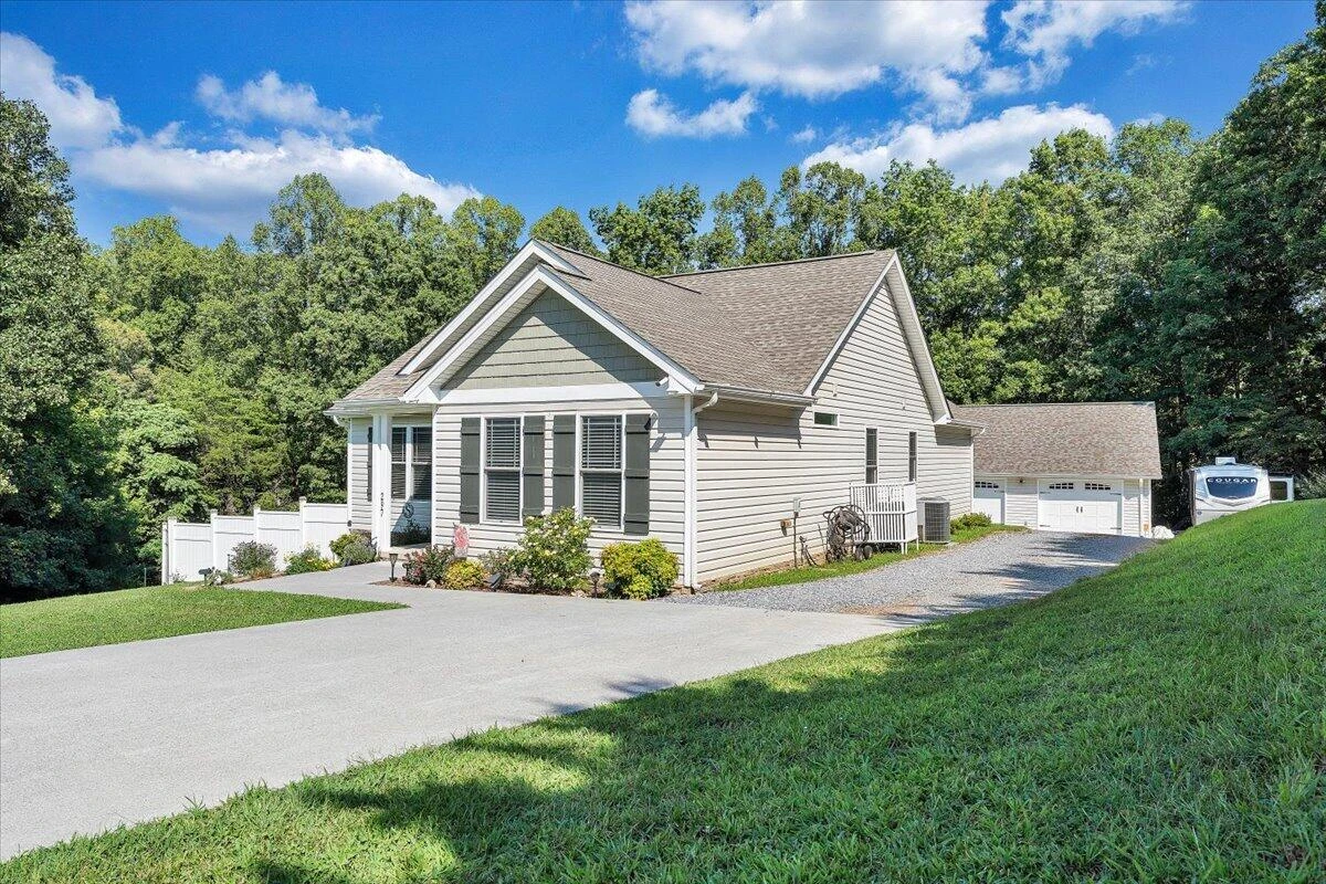 297 Twelve Oaks DR - Photo 2