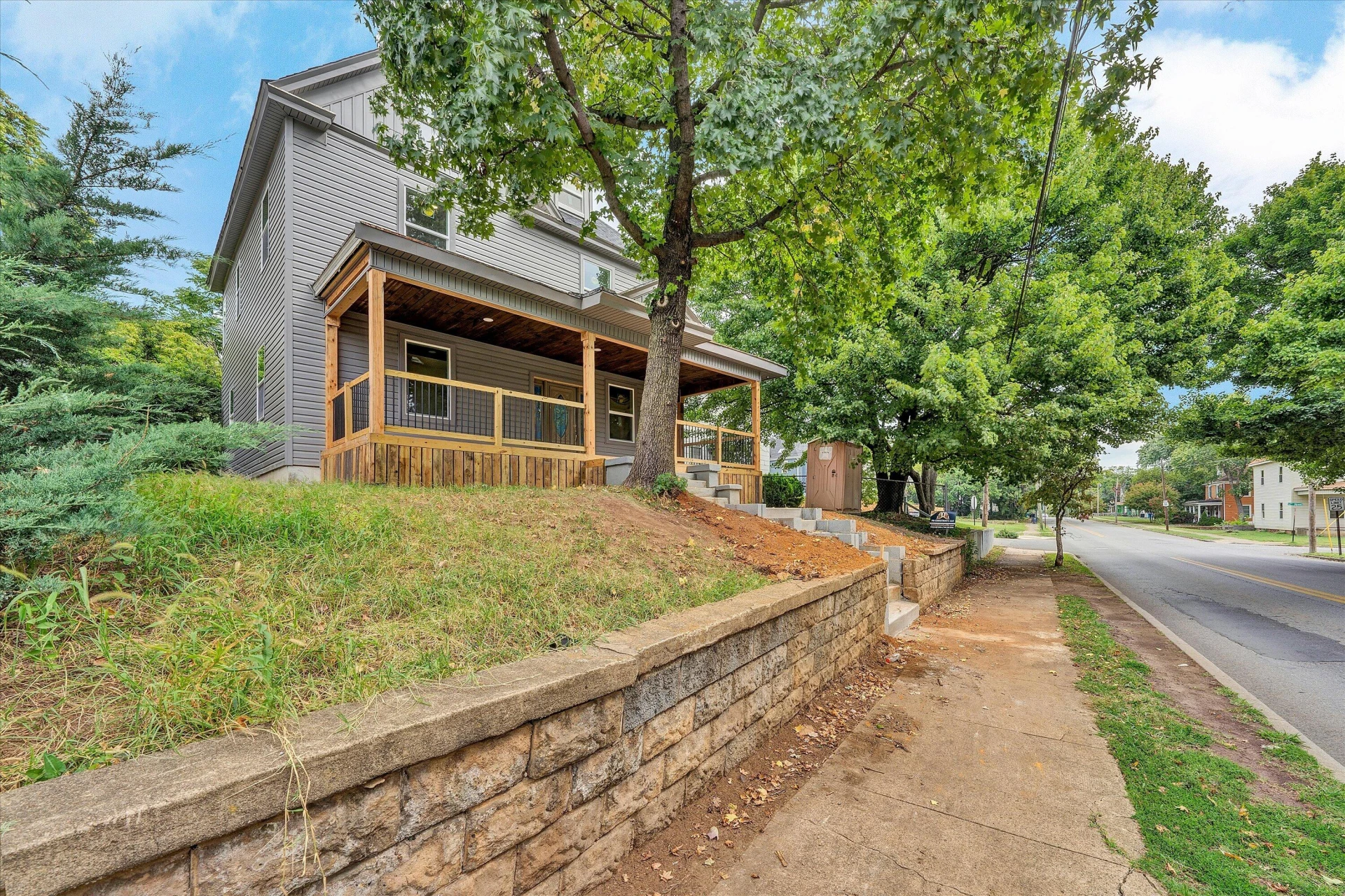1205 Campbell AVE SW - Photo 2