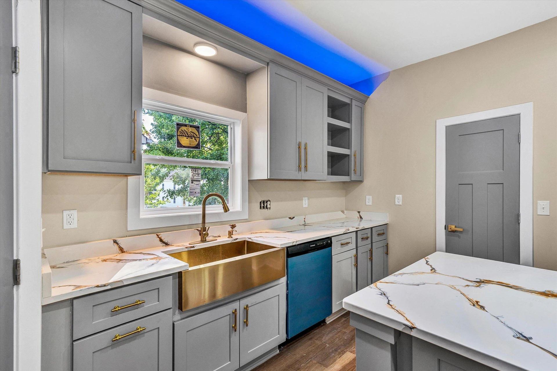 1205 Campbell AVE SW - Photo 10