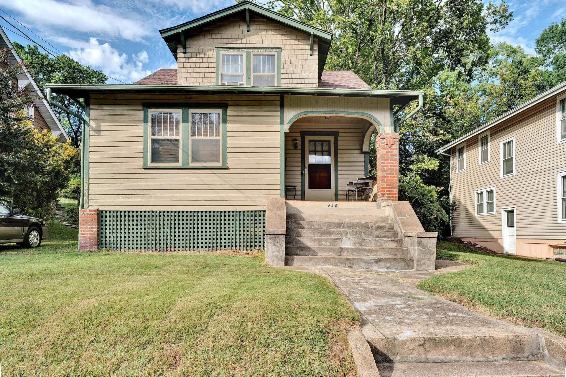 919 HOWBERT AVE SW - Photo 2