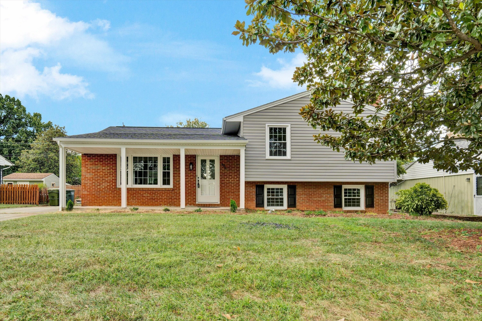 906 Citadel LN