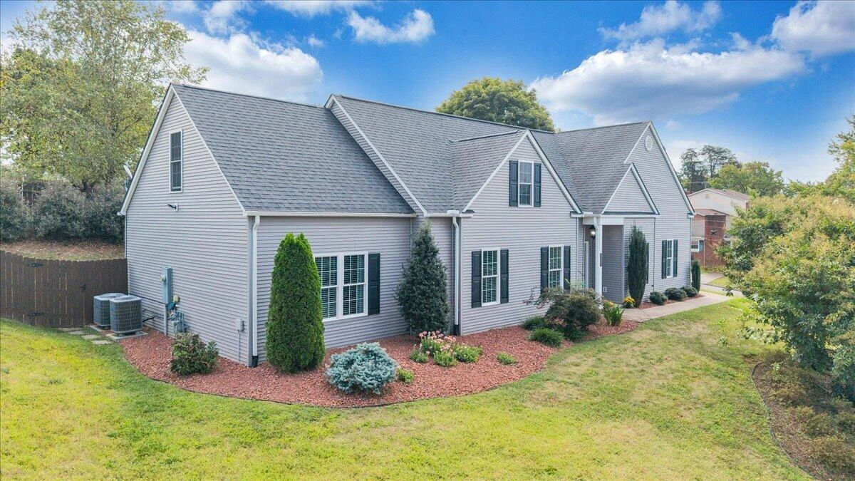 700 Bradford CIR - Photo 2