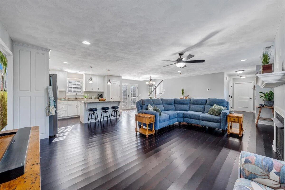 700 Bradford CIR - Photo 5