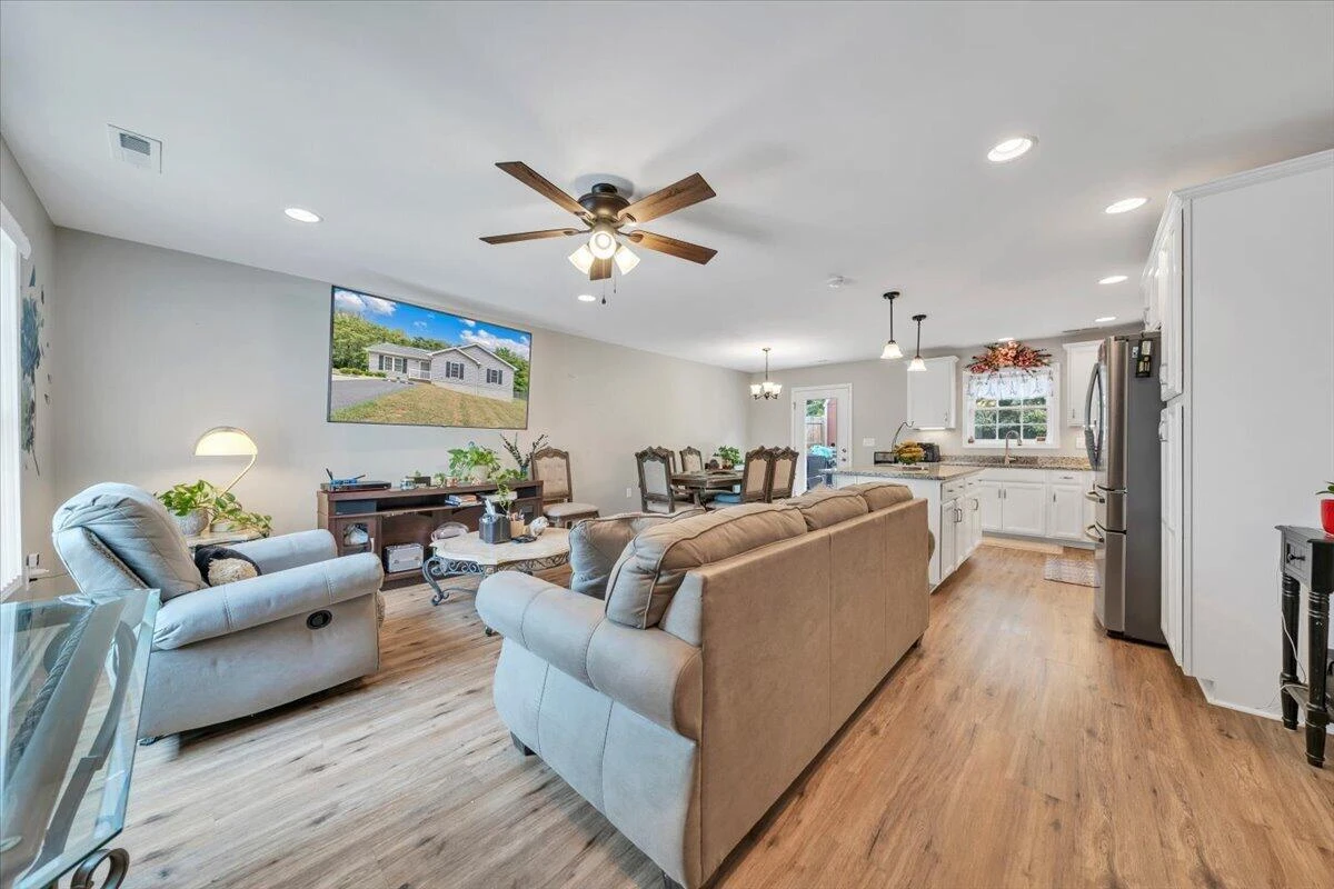 205 Rutledge CIR - Photo 3