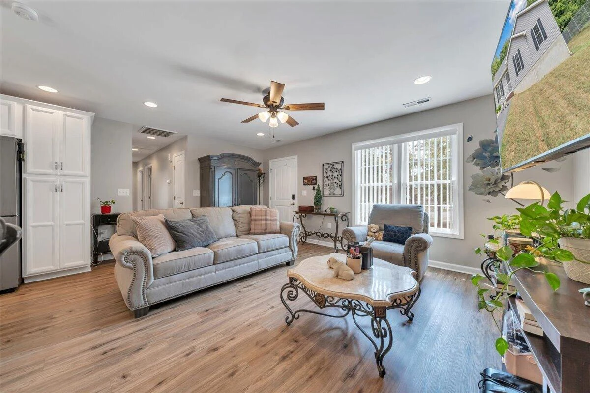 205 Rutledge CIR - Photo 7