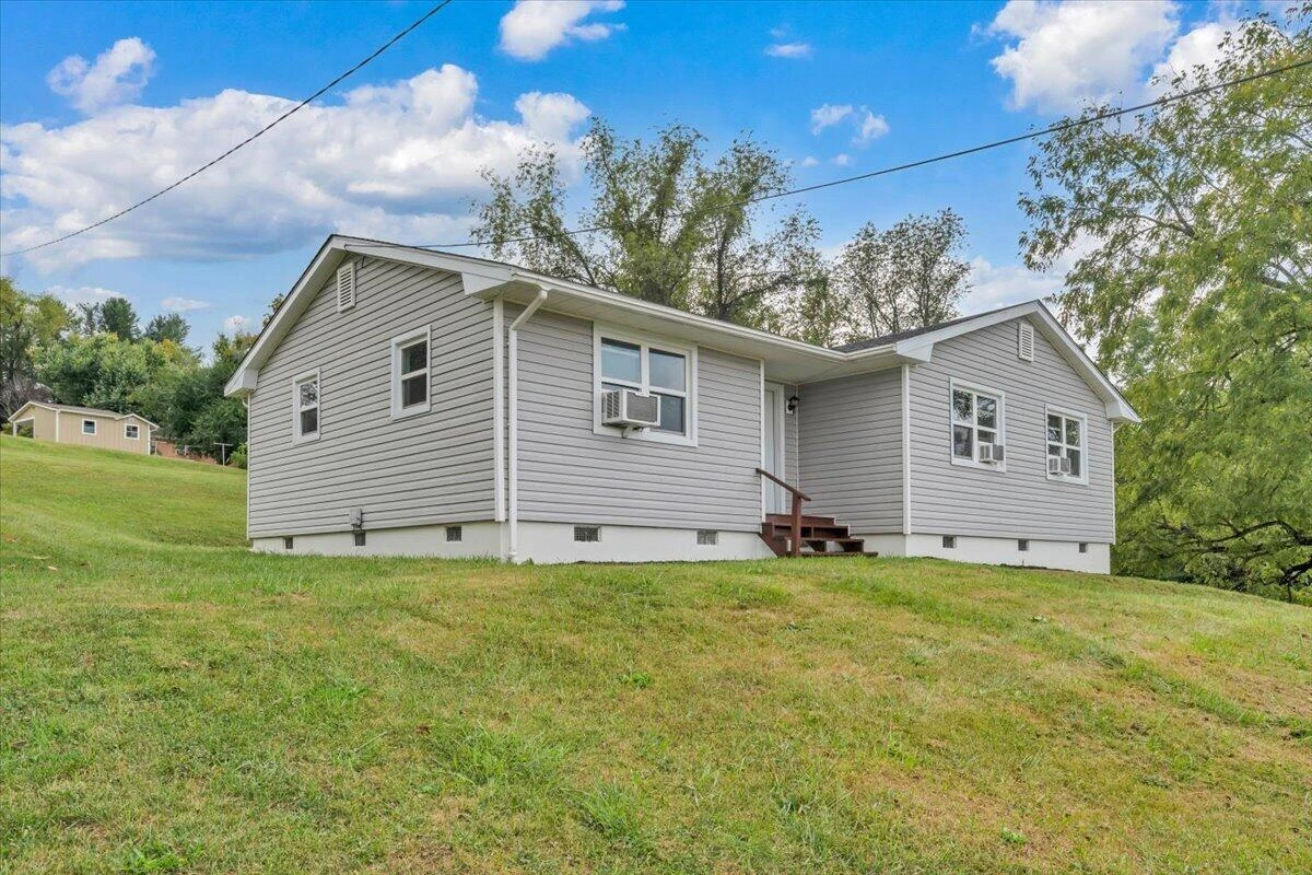 935 Depot ST NE