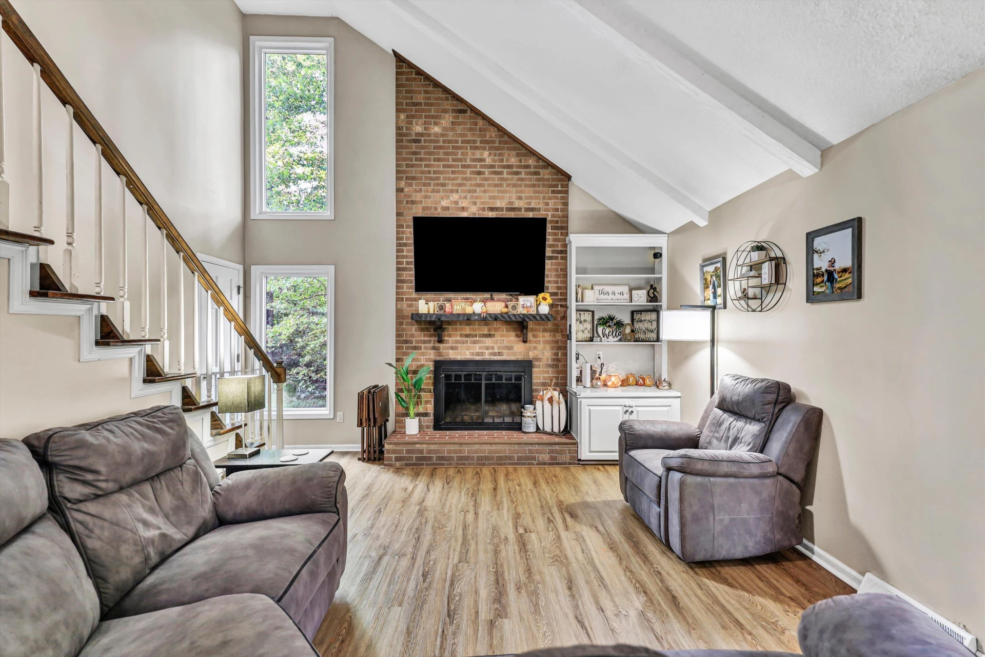 909 Hazelwood LN - Photo 2