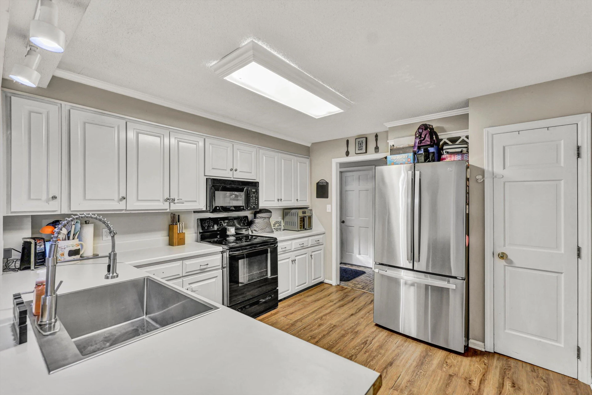 909 Hazelwood LN - Photo 10