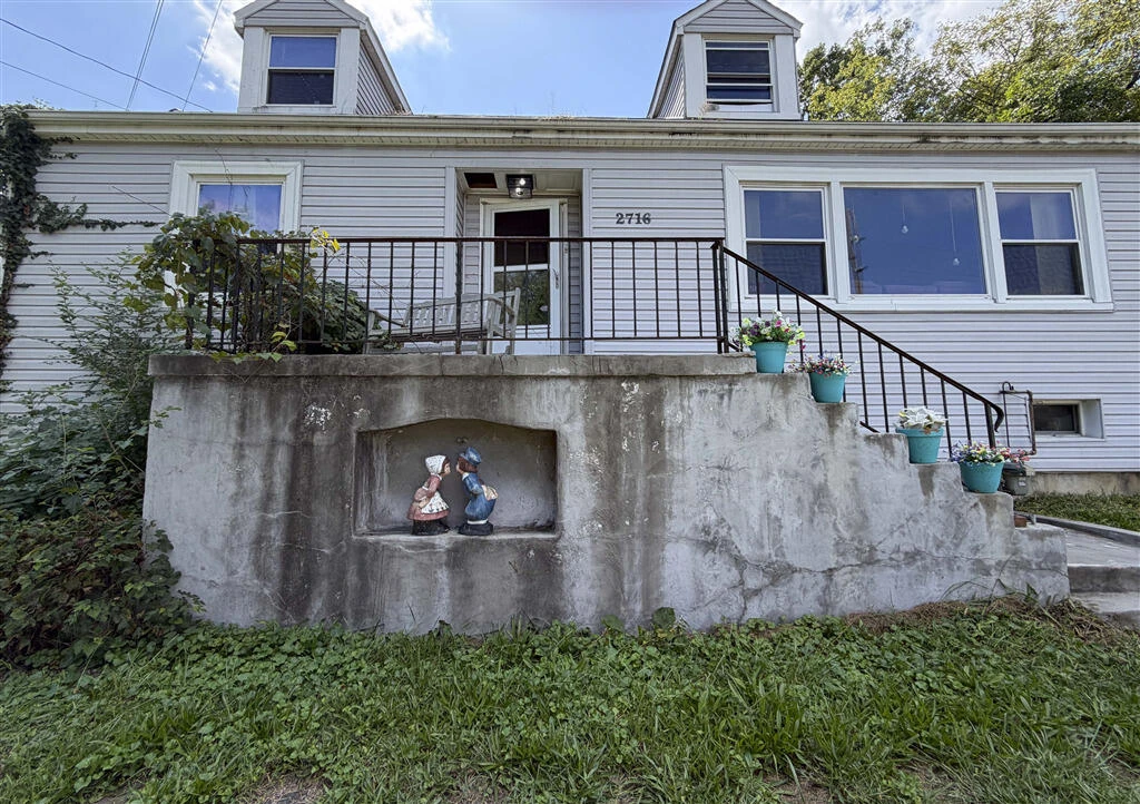 2716 Forest Hill AVE NW - Photo 2