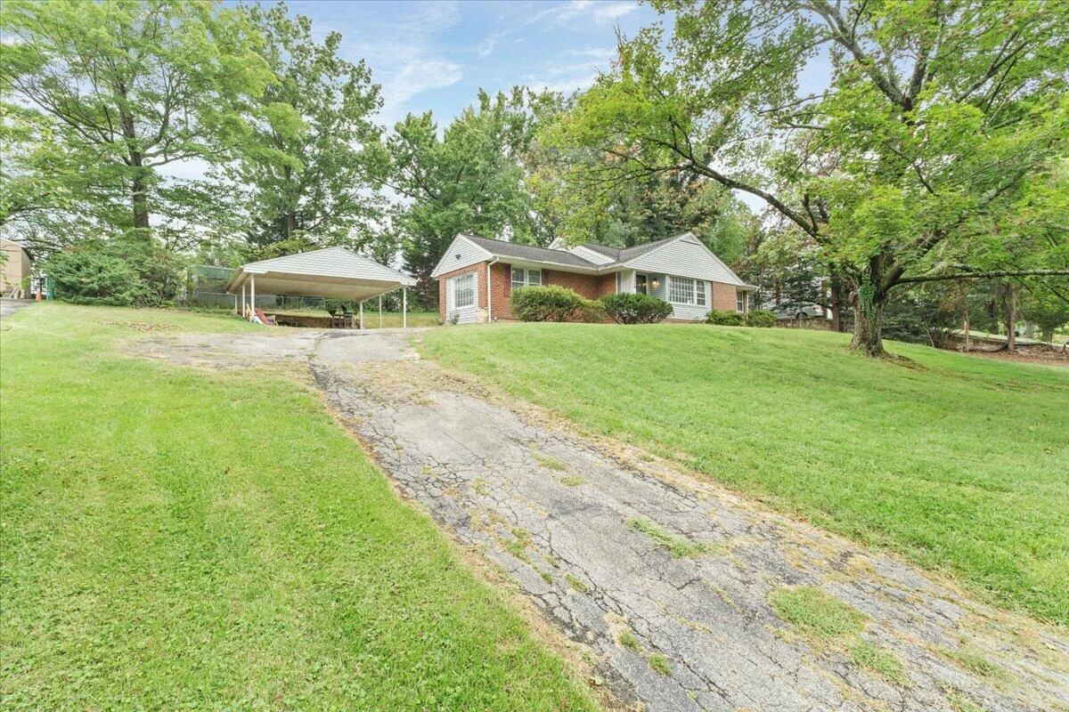 3226 Colonial AVE SW - Photo 2