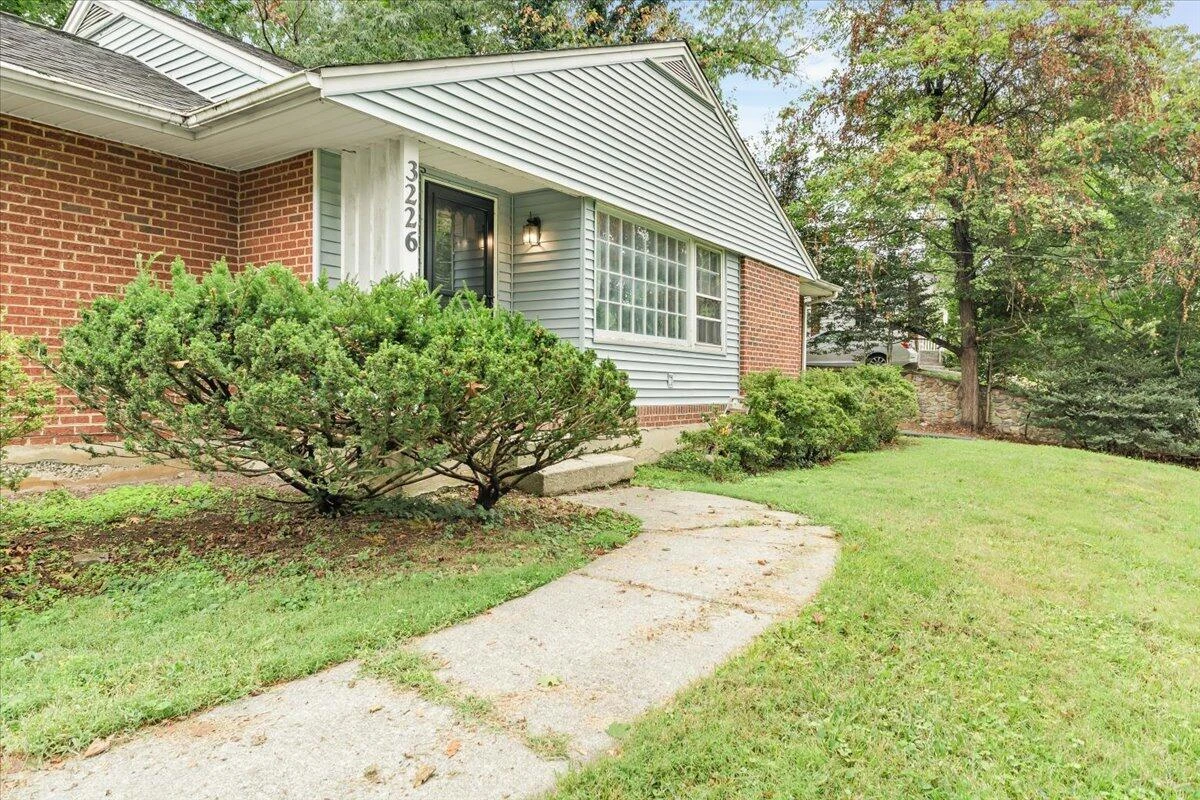3226 Colonial AVE SW - Photo 4