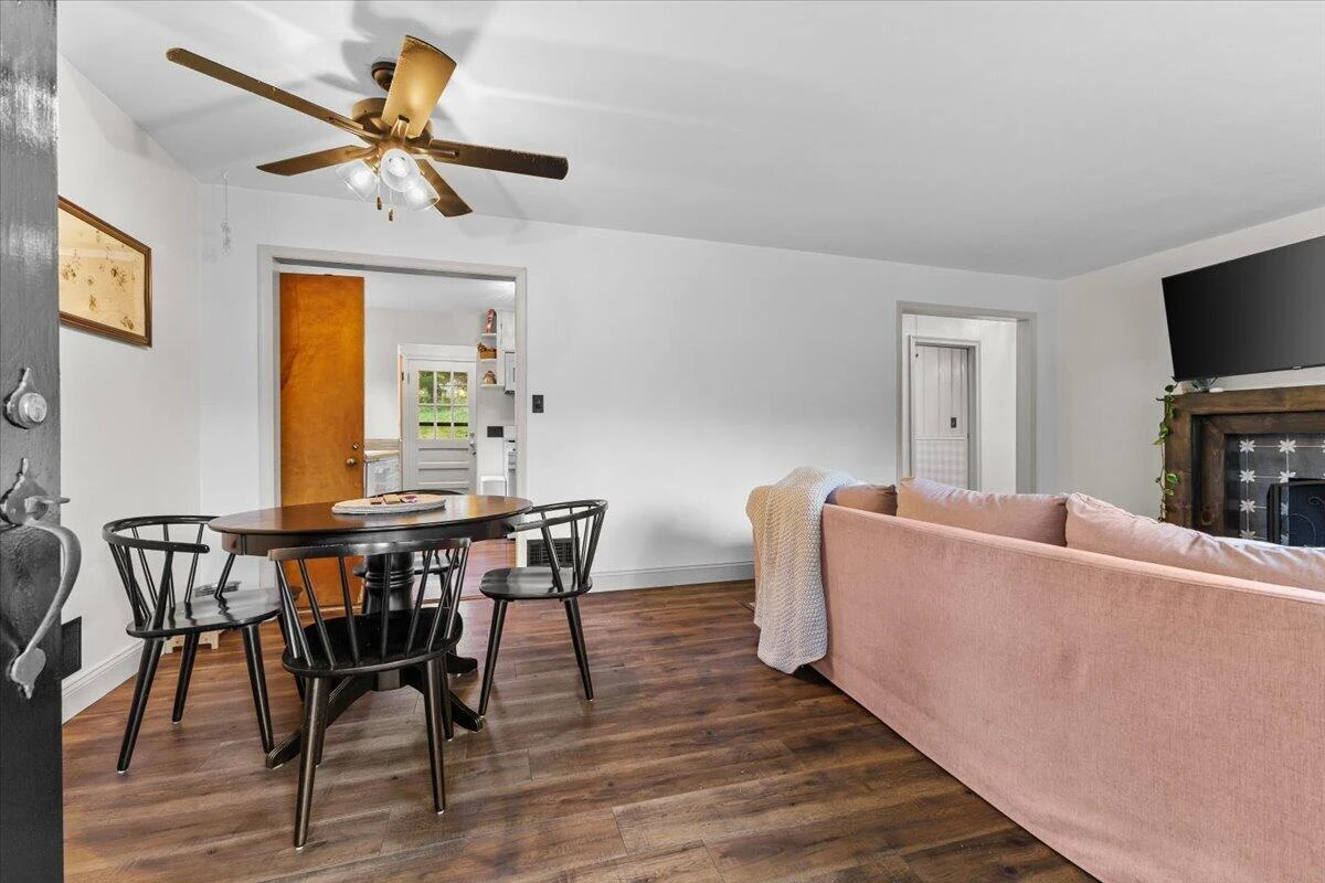 3226 Colonial AVE SW - Photo 5