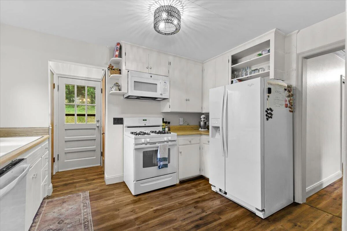 3226 Colonial AVE SW - Photo 8