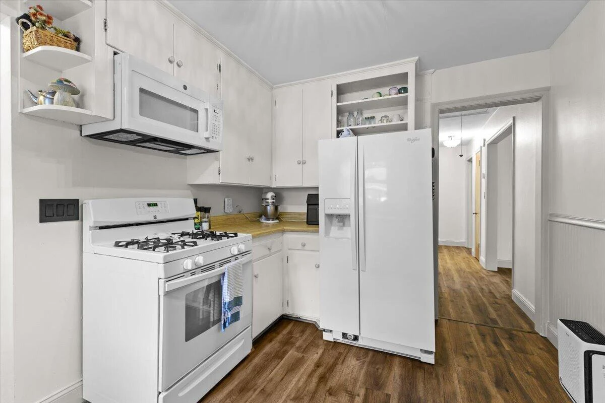 3226 Colonial AVE SW - Photo 9