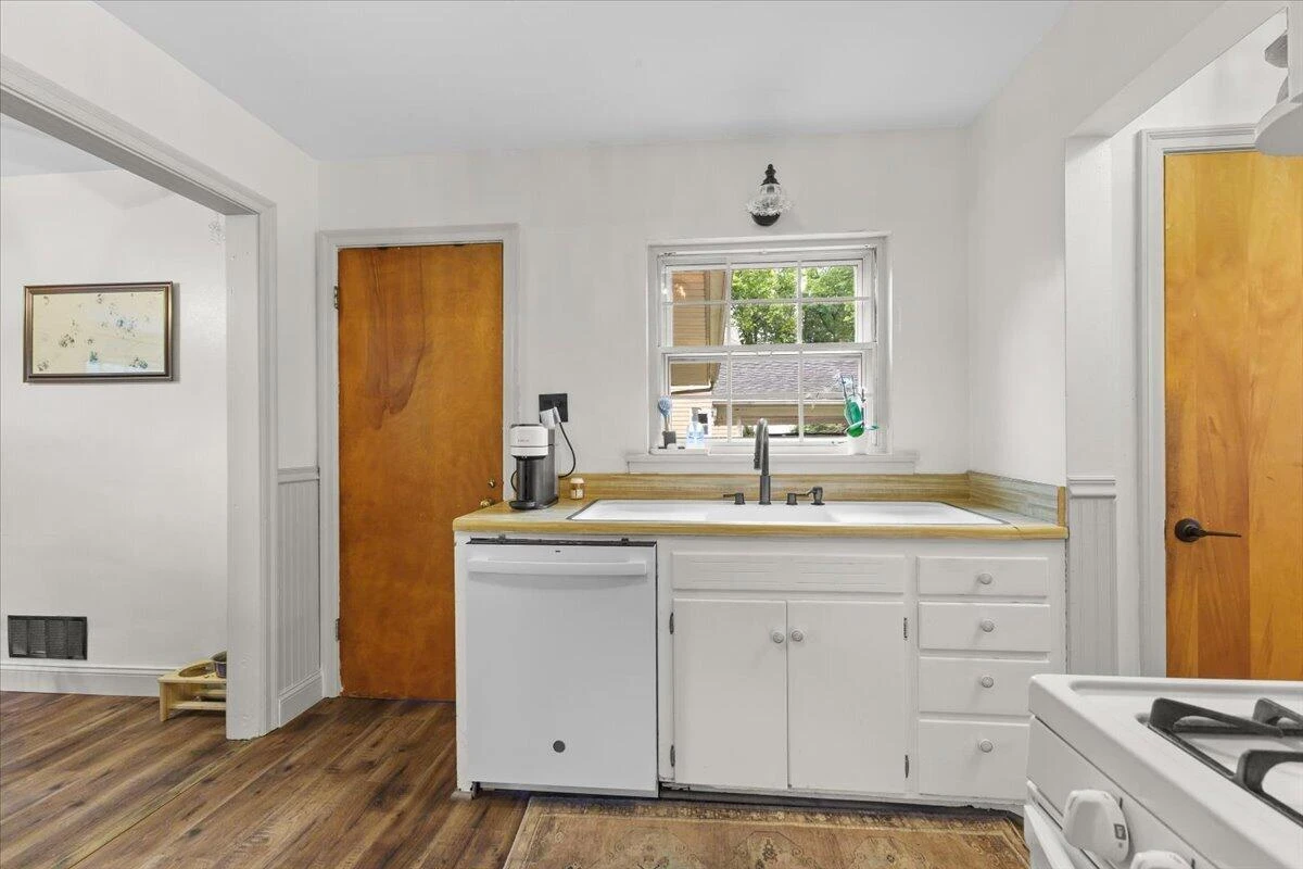 3226 Colonial AVE SW - Photo 10